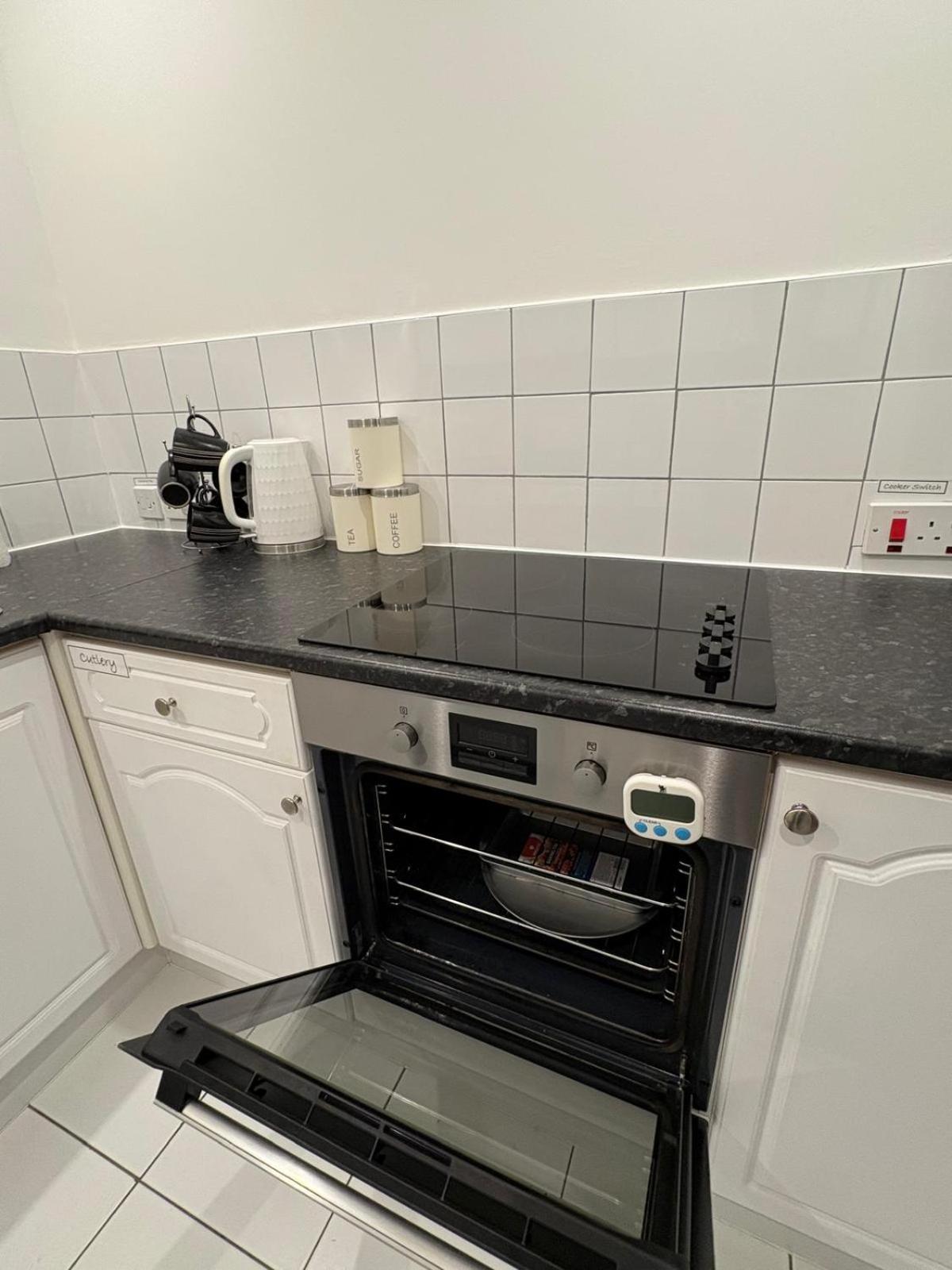 Misk Homes #3 Near Heathrow Airport, shops & Brunel University - Free Parking