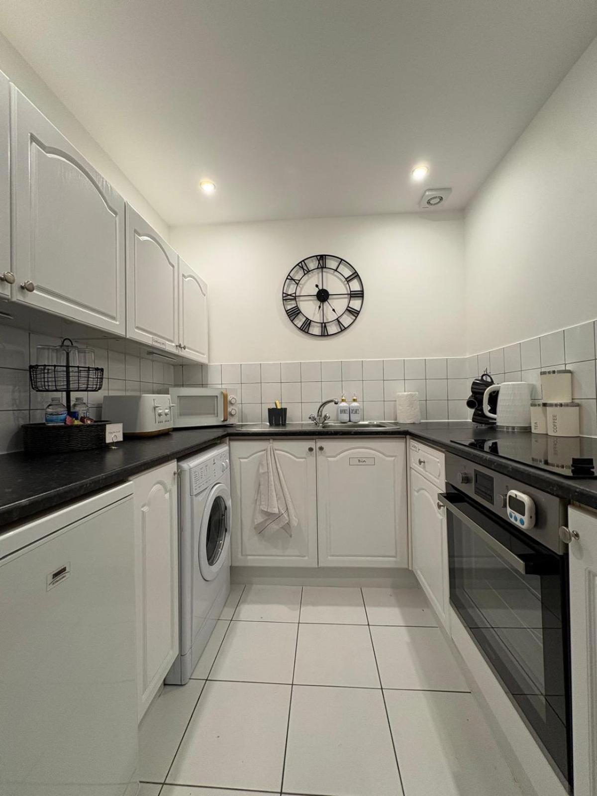 Misk Homes #3 Near Heathrow Airport, shops & Brunel University - Free Parking