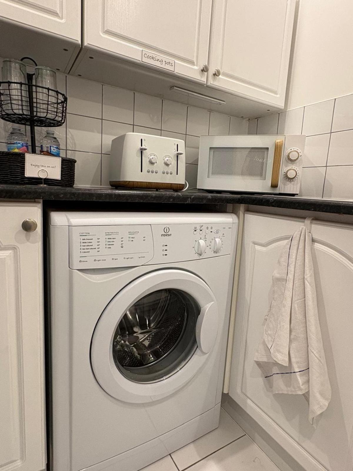 Misk Homes #3 Near Heathrow Airport, shops & Brunel University - Free Parking