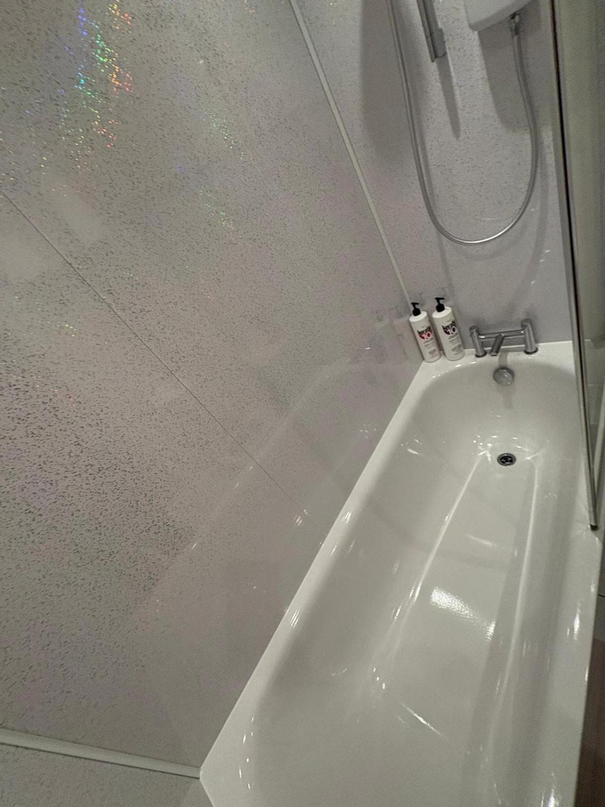 Misk Homes #3 Near Heathrow Airport, shops & Brunel University - Free Parking