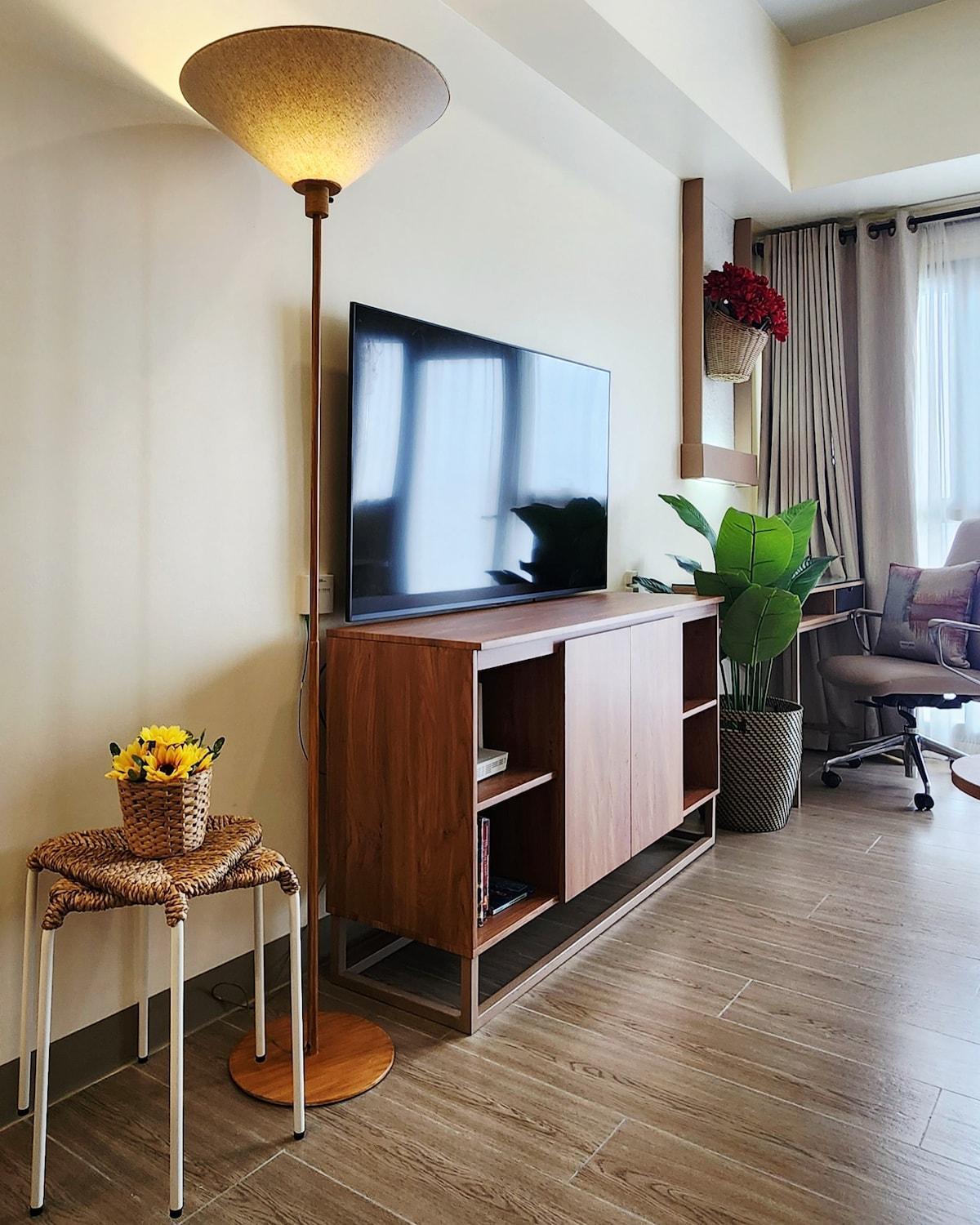 29c BGC Cozy Suite Steps Away From Major Malls with Paid Parking and Gym with Fast Wi-fi