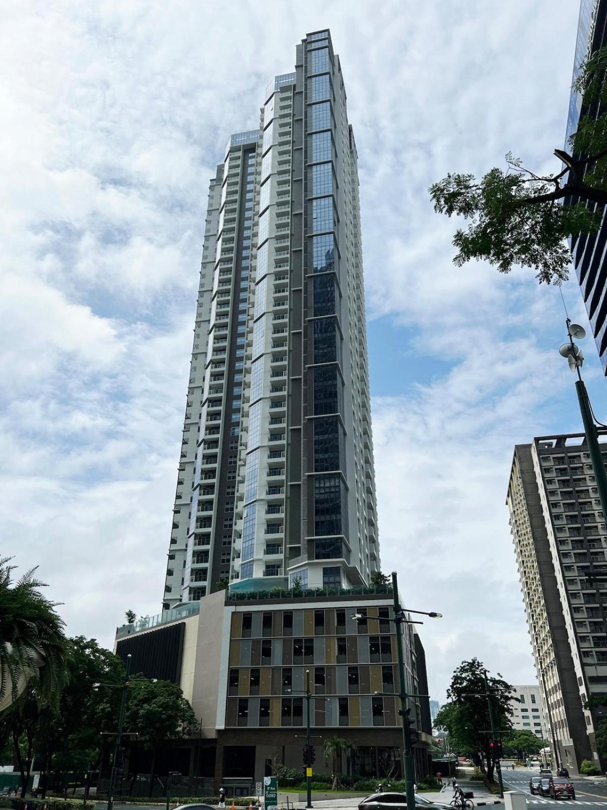 29c BGC Cozy Suite Steps Away From Major Malls with Paid Parking and Gym with Fast Wi-fi