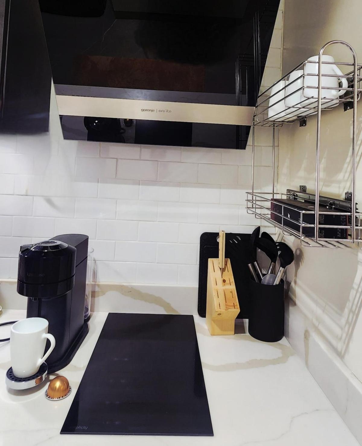 29c BGC Cozy Suite Steps Away From Major Malls with Paid Parking and Gym with Fast Wi-fi