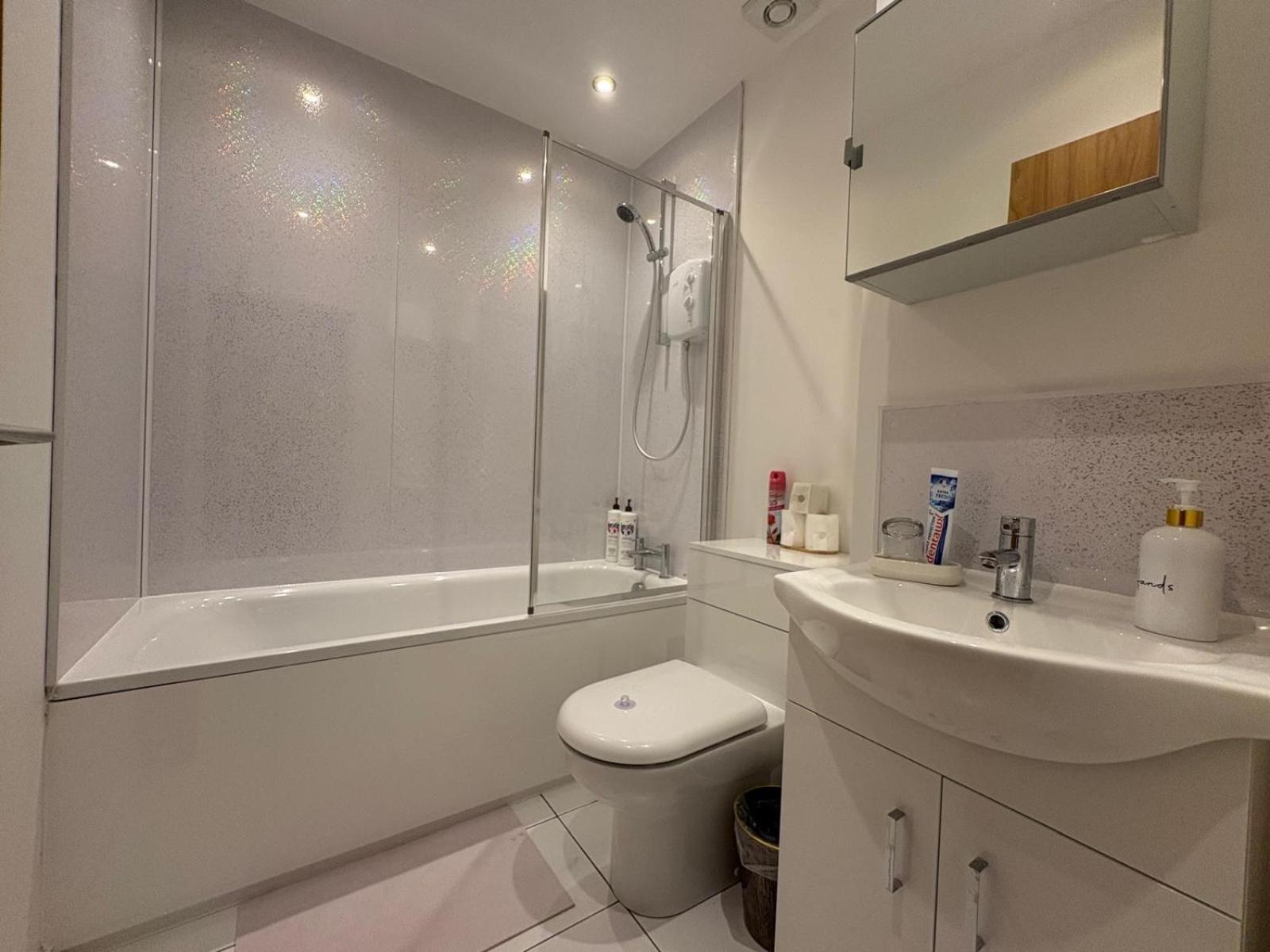 Misk Homes #3 Near Heathrow Airport, shops & Brunel University - Free Parking