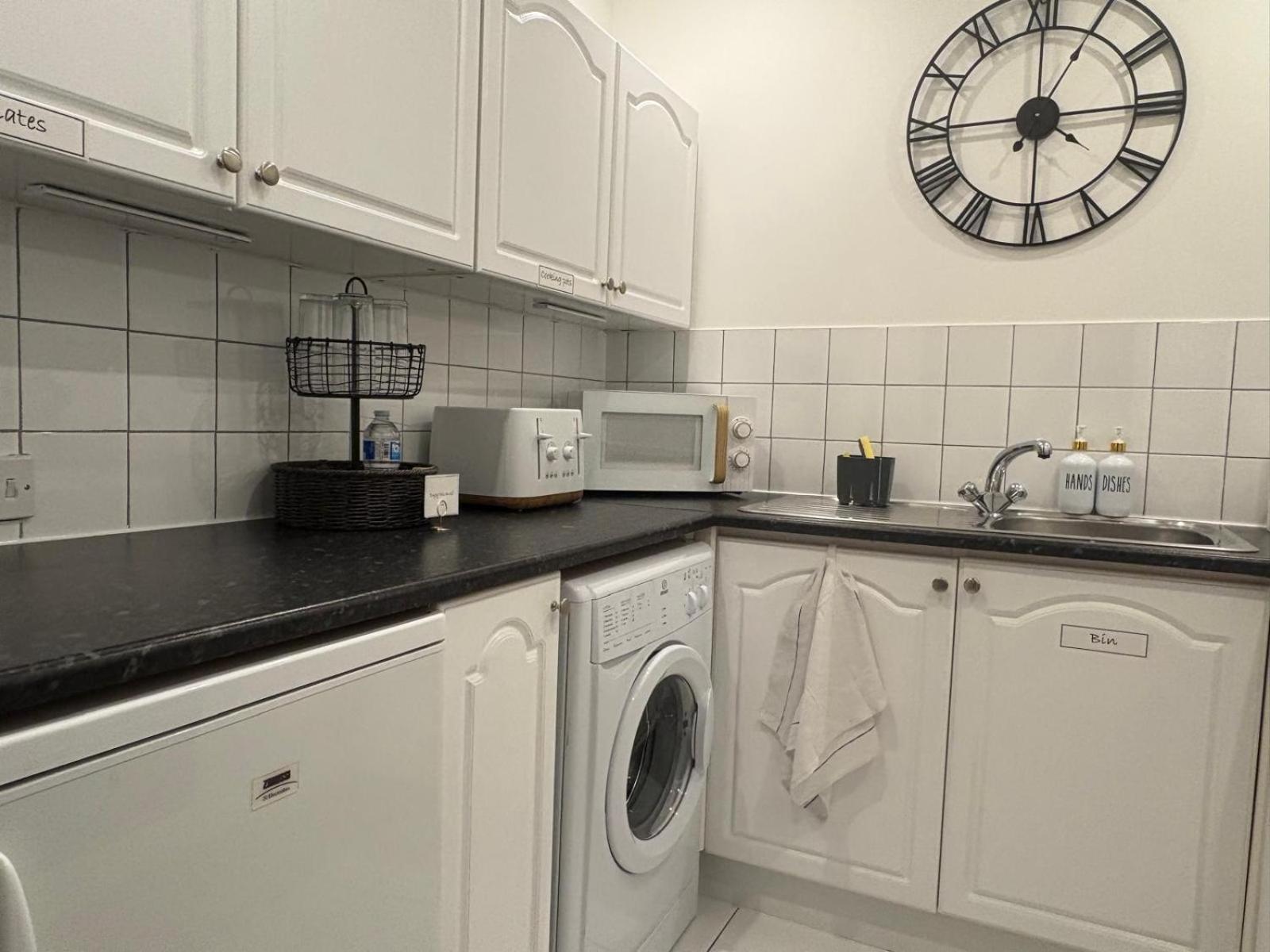 Misk Homes #3 Near Heathrow Airport, shops & Brunel University - Free Parking
