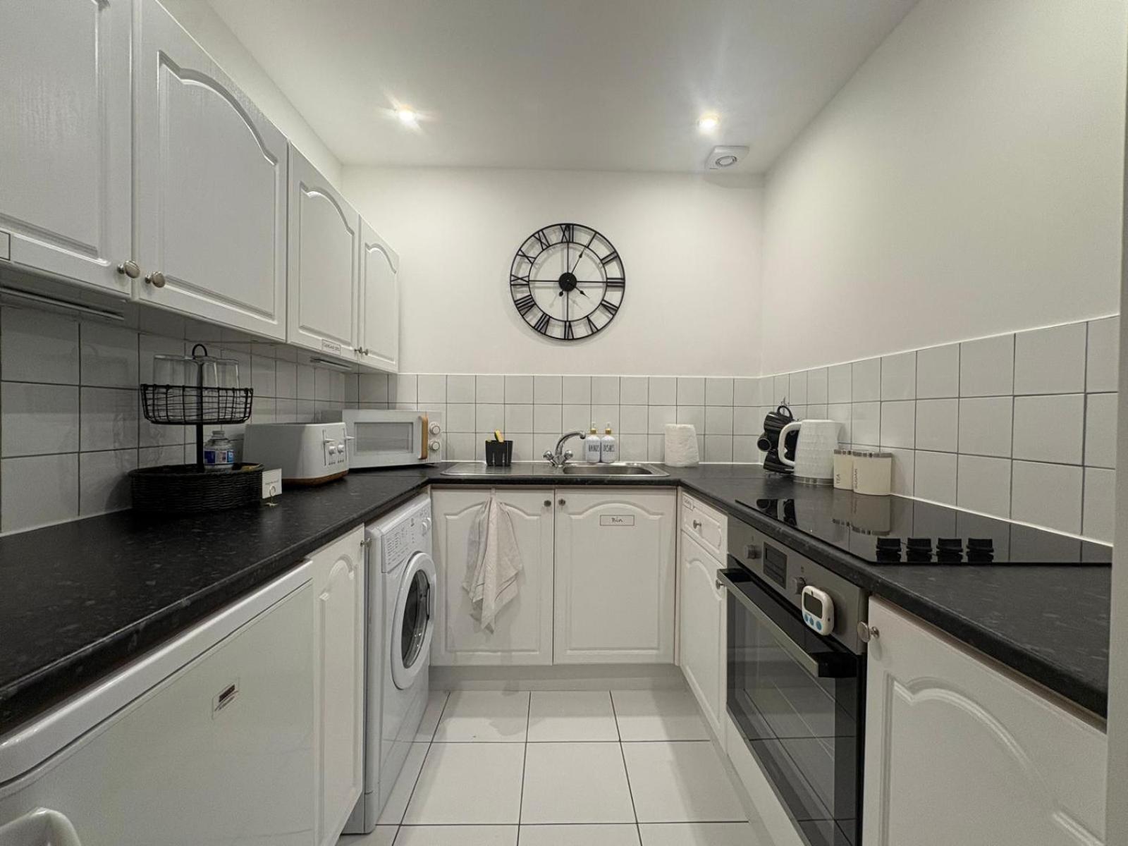 Misk Homes #3 Near Heathrow Airport, shops & Brunel University - Free Parking