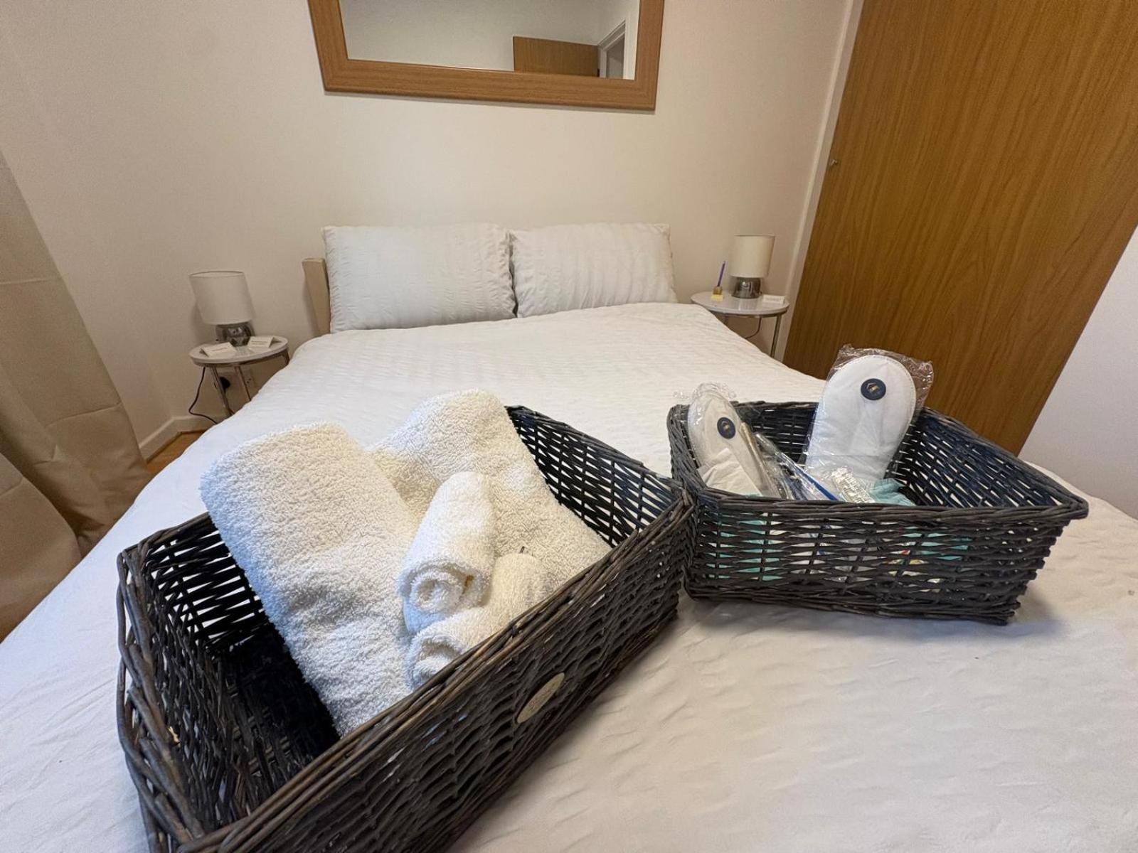Misk Homes #3 Near Heathrow Airport, shops & Brunel University - Free Parking