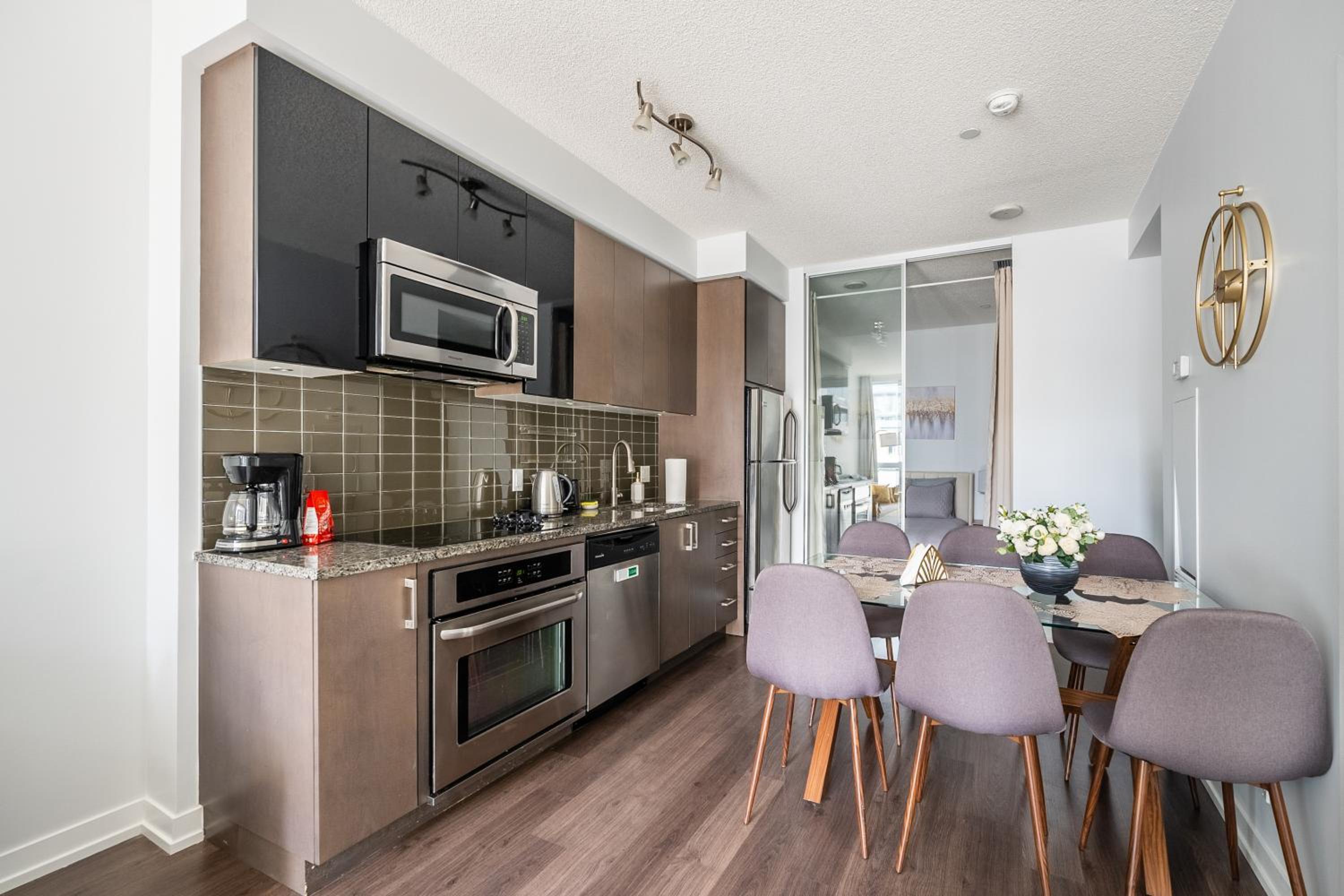Modern Apartments 2BR 2BA Lillian St with Balcony