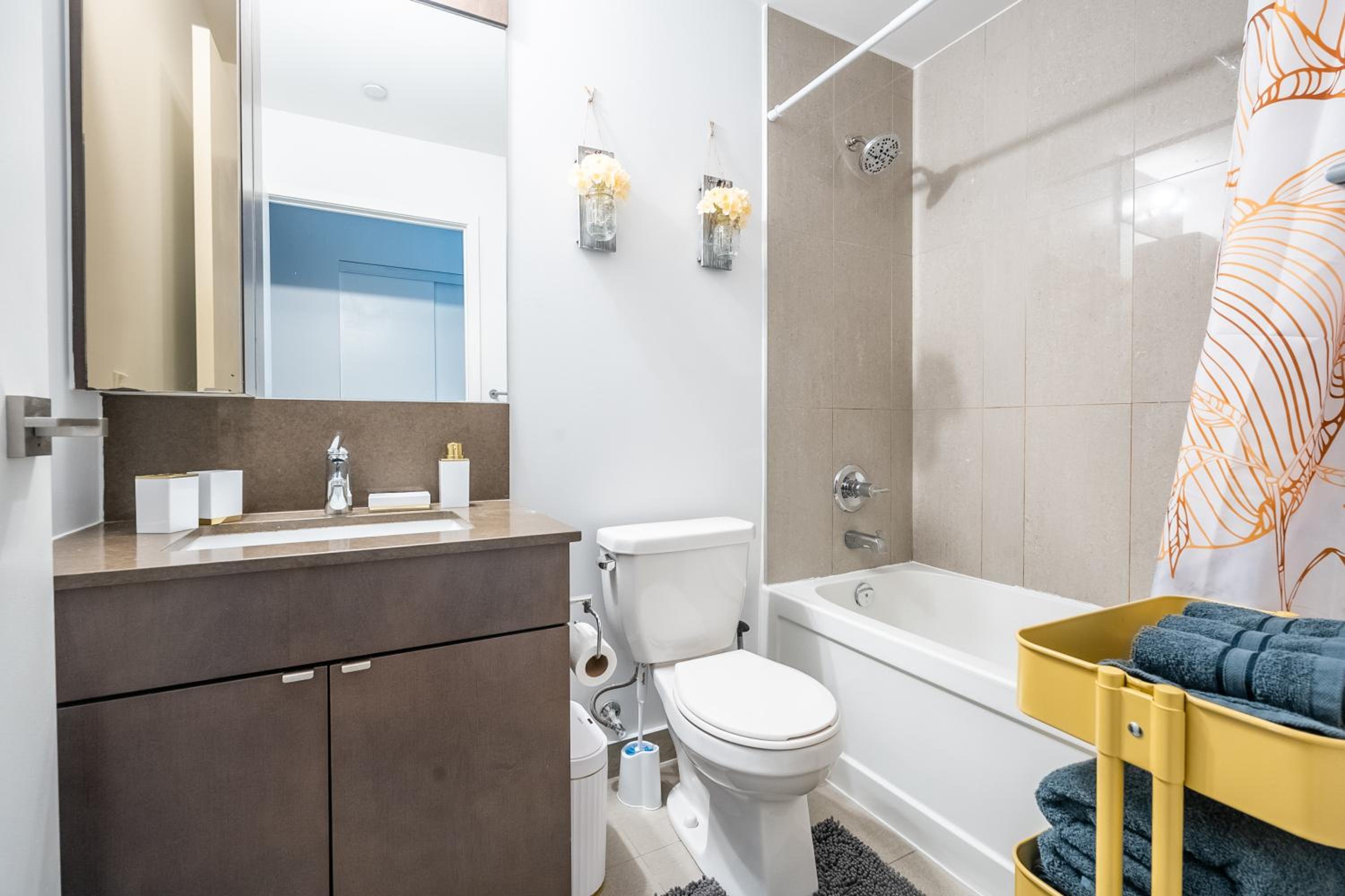 Modern Apartments 2BR 2BA Lillian St with Balcony