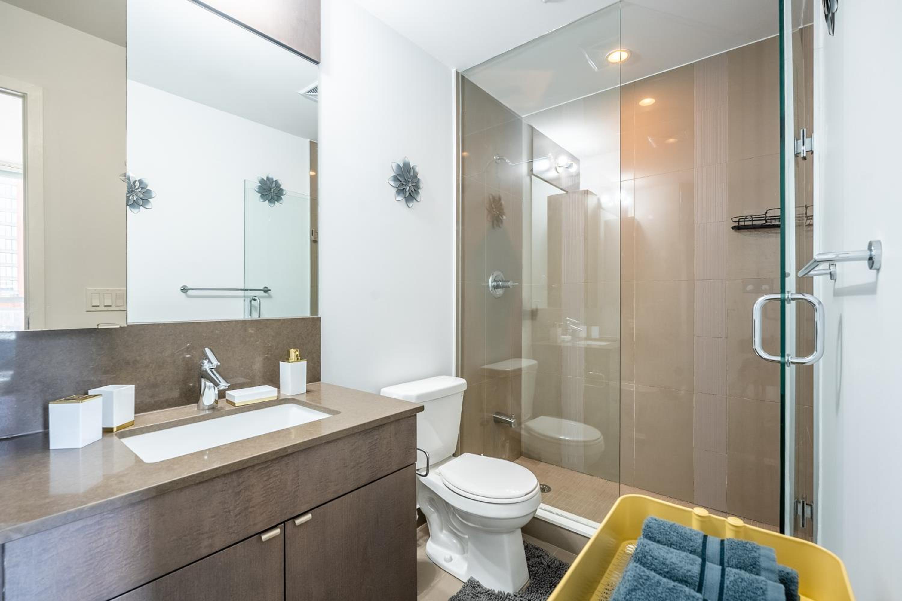 Modern Apartments 2BR 2BA Lillian St with Balcony