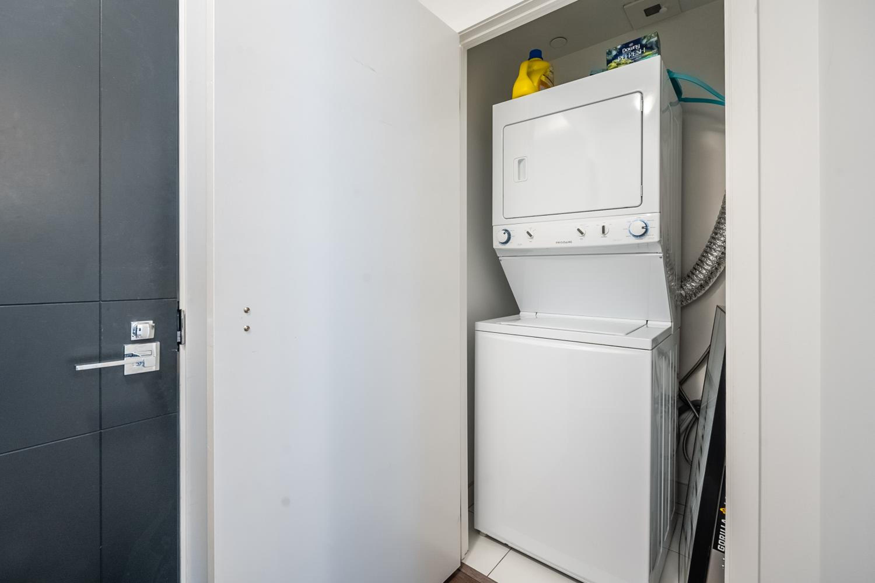 Modern Apartments 2BR 2BA Lillian St with Balcony