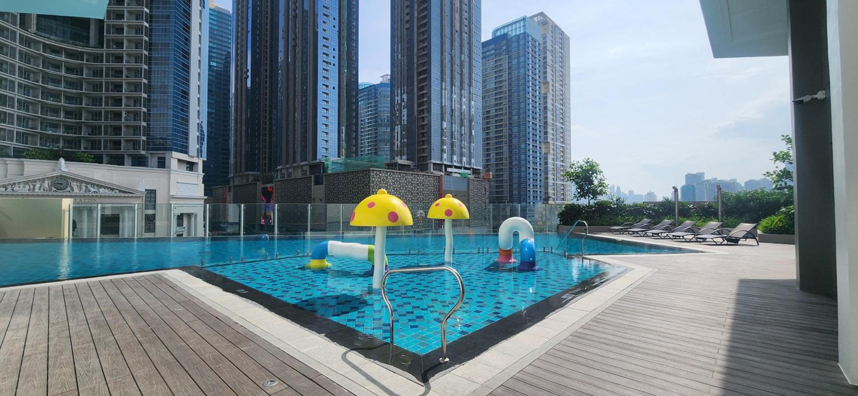 29c BGC Cozy Suite Steps Away From Major Malls with Paid Parking and Gym with Fast Wi-fi