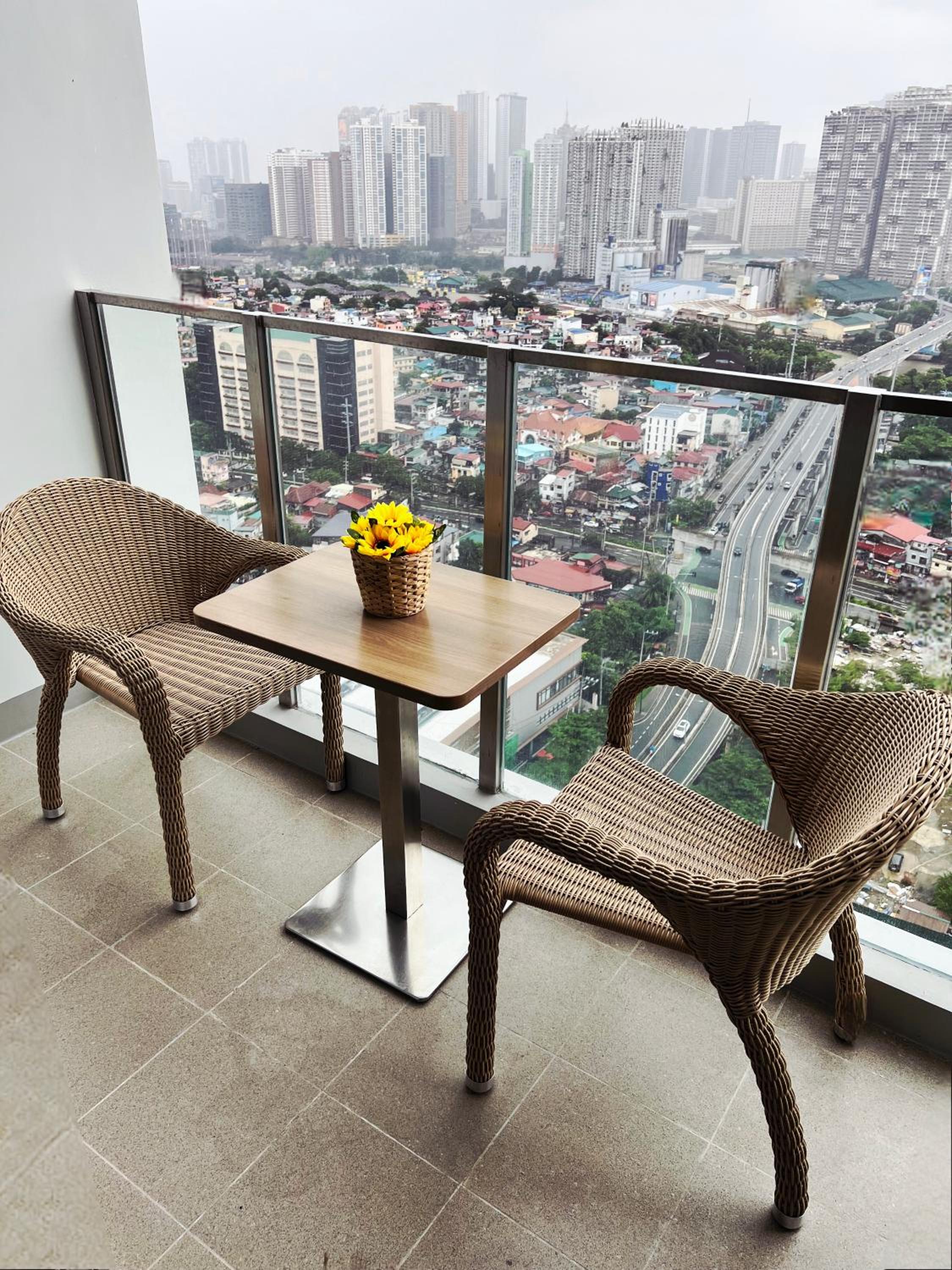 29c BGC Cozy Suite Steps Away From Major Malls with Paid Parking and Gym with Fast Wi-fi