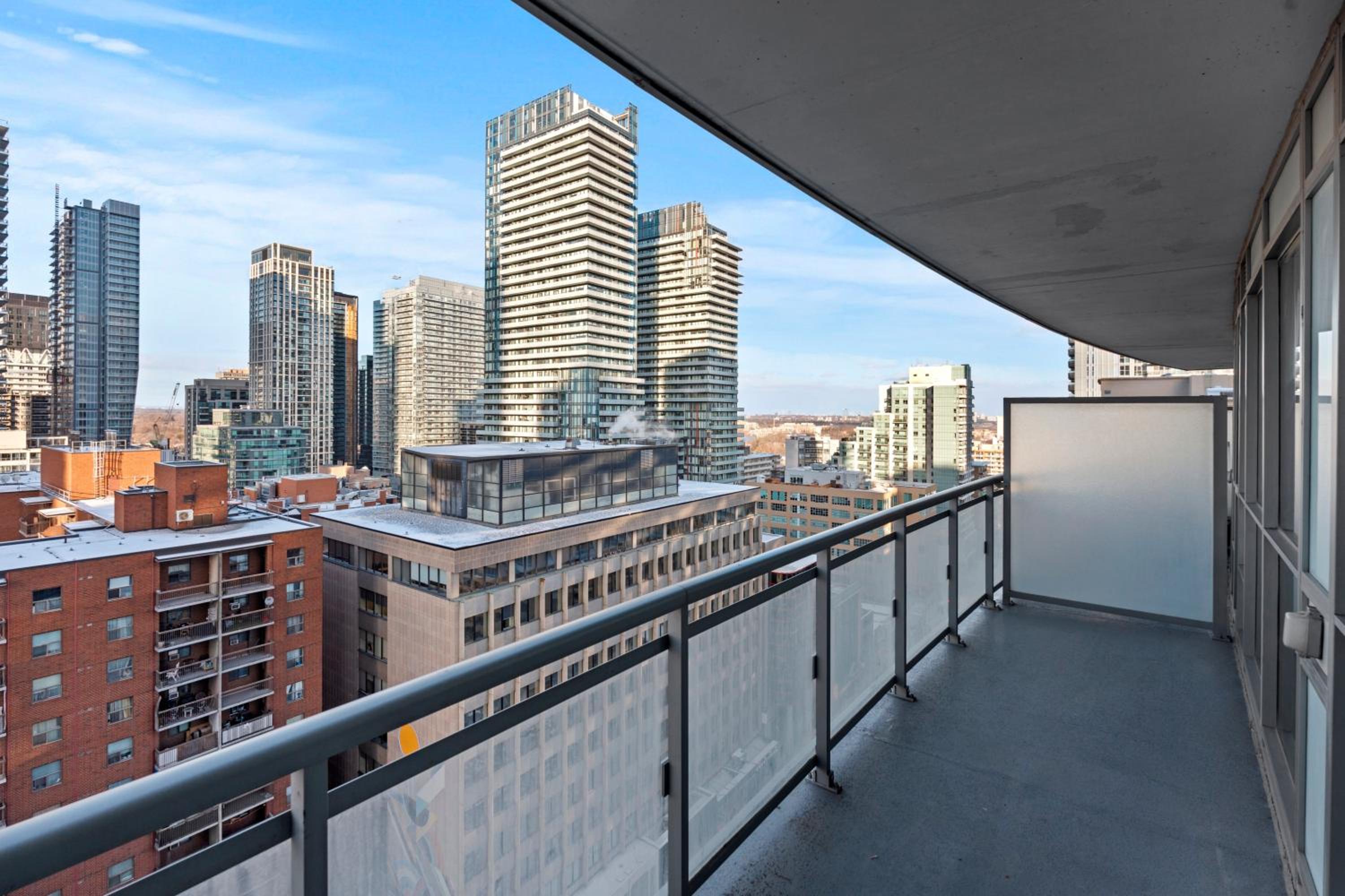 Modern 1Bd & Den Condo with Balcony Lillian St