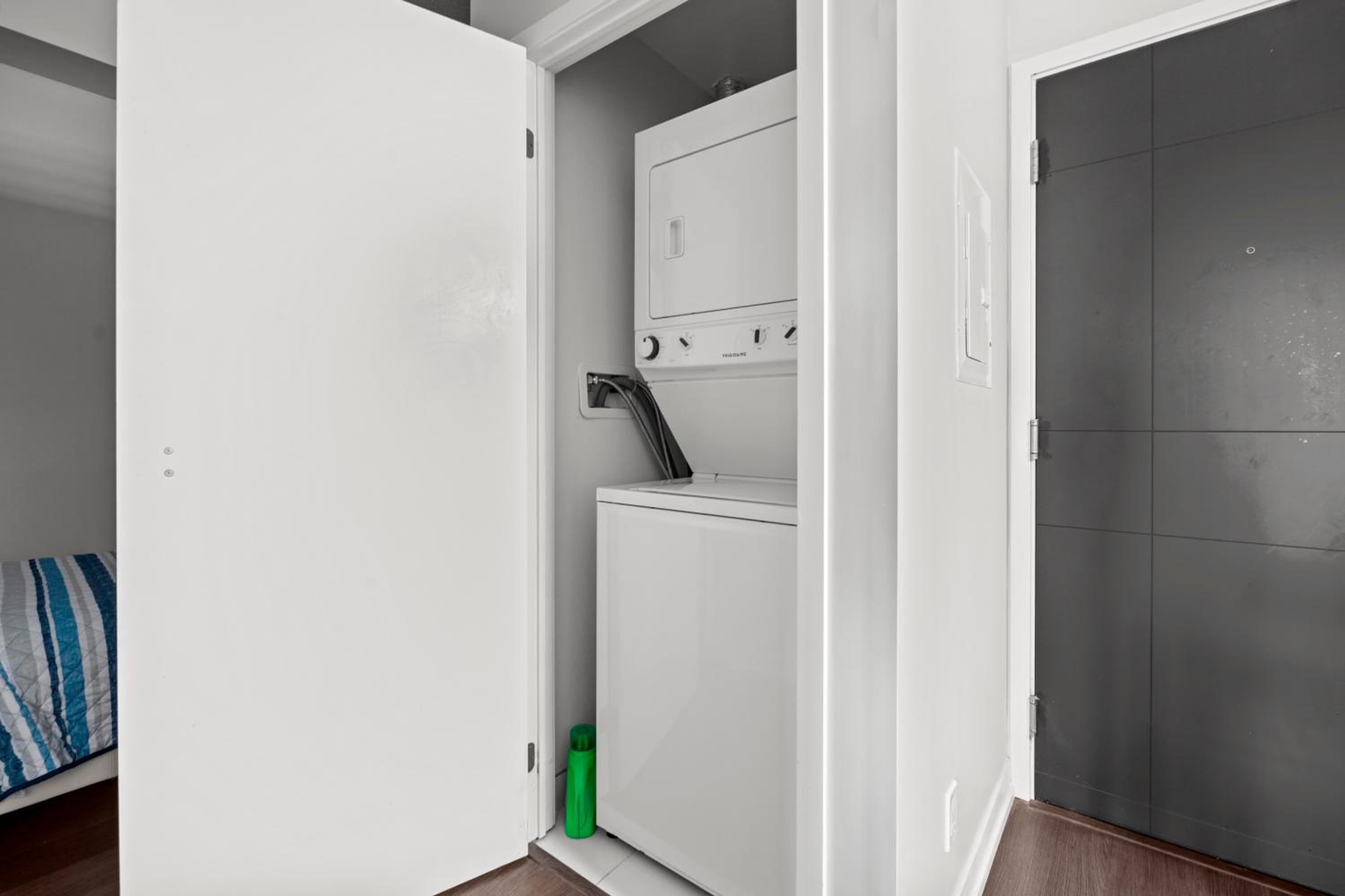 Modern 1Bd & Den Condo with Balcony Lillian St