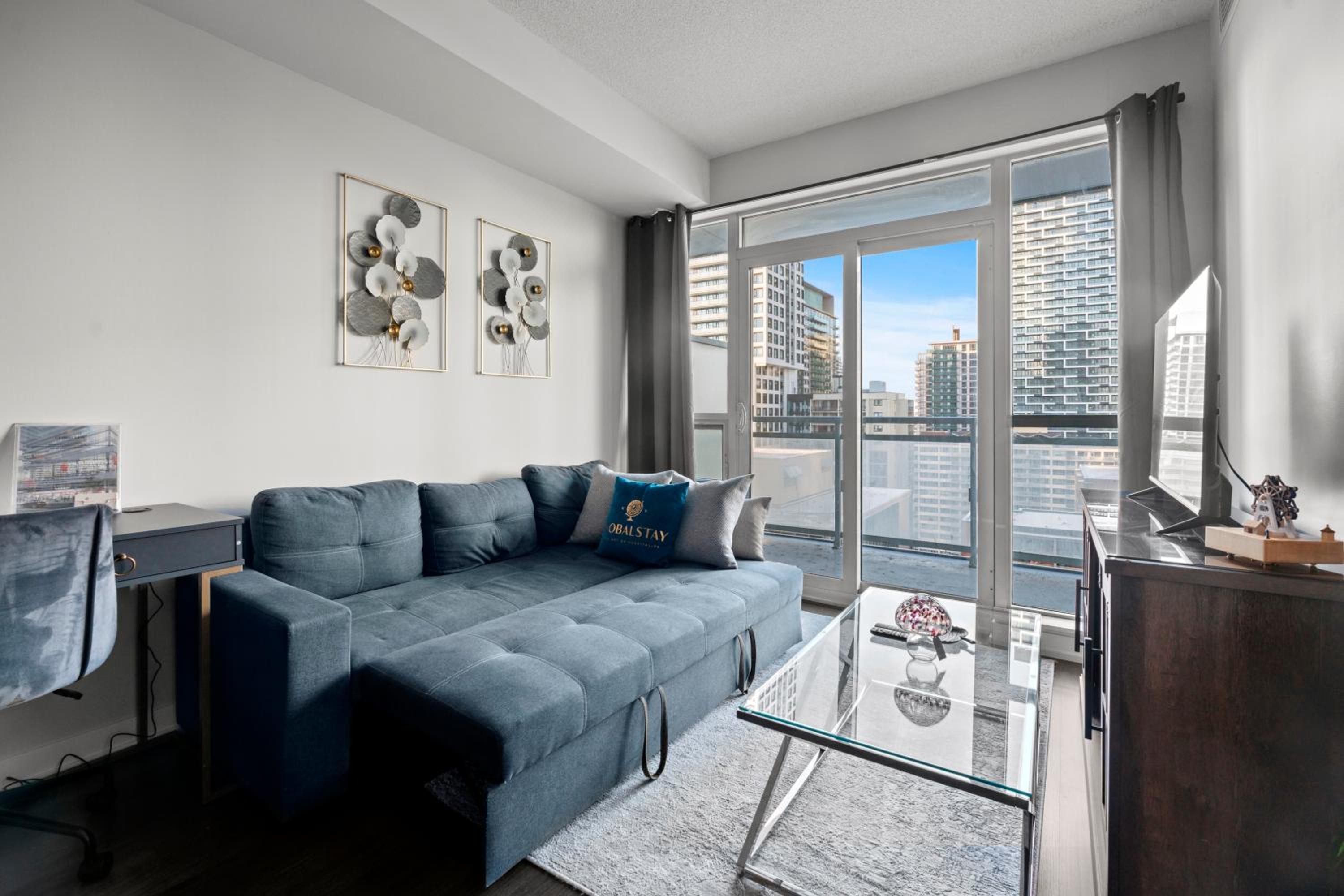 Modern 1Bd & Den Condo with Balcony Lillian St