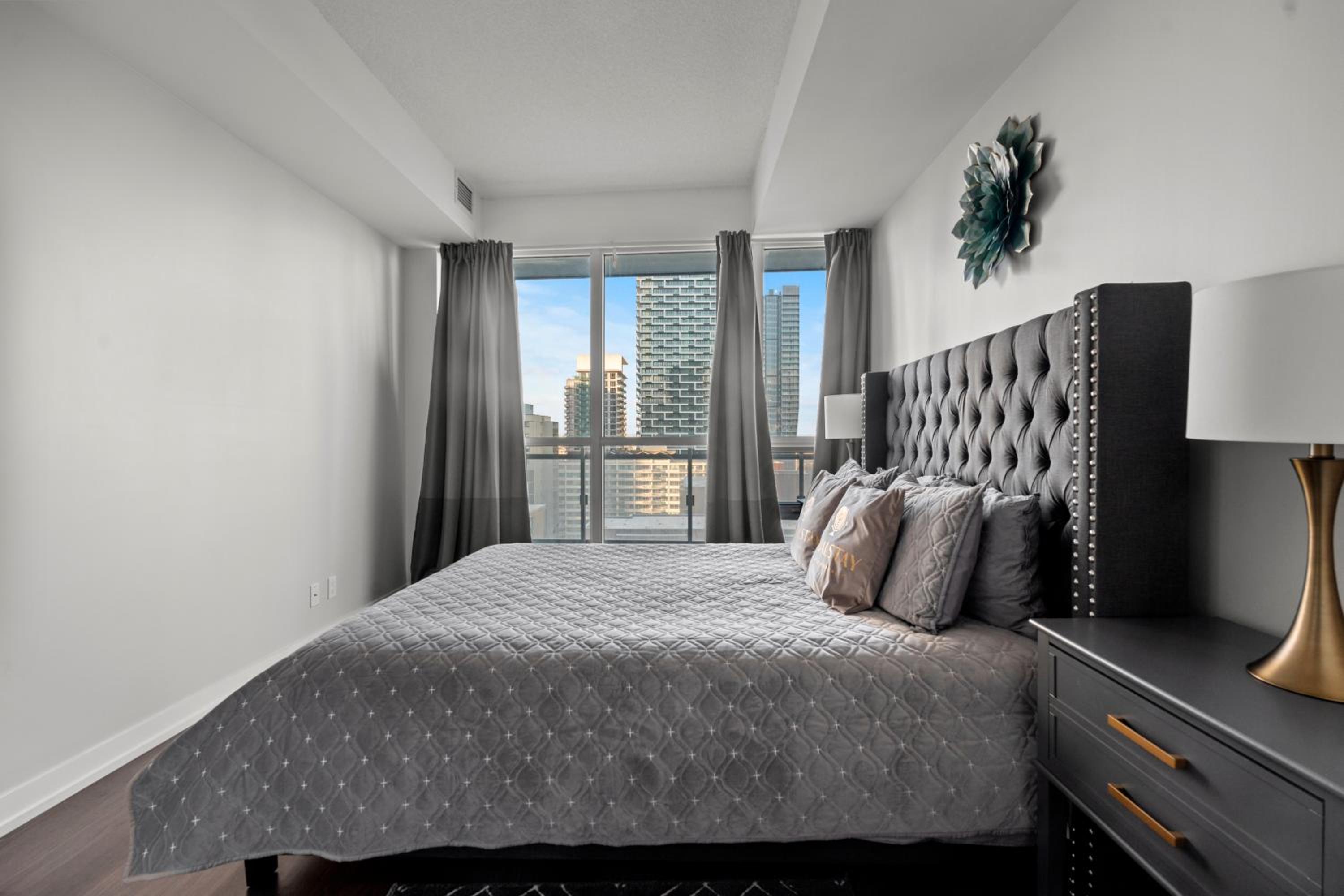 Modern 1Bd & Den Condo with Balcony Lillian St