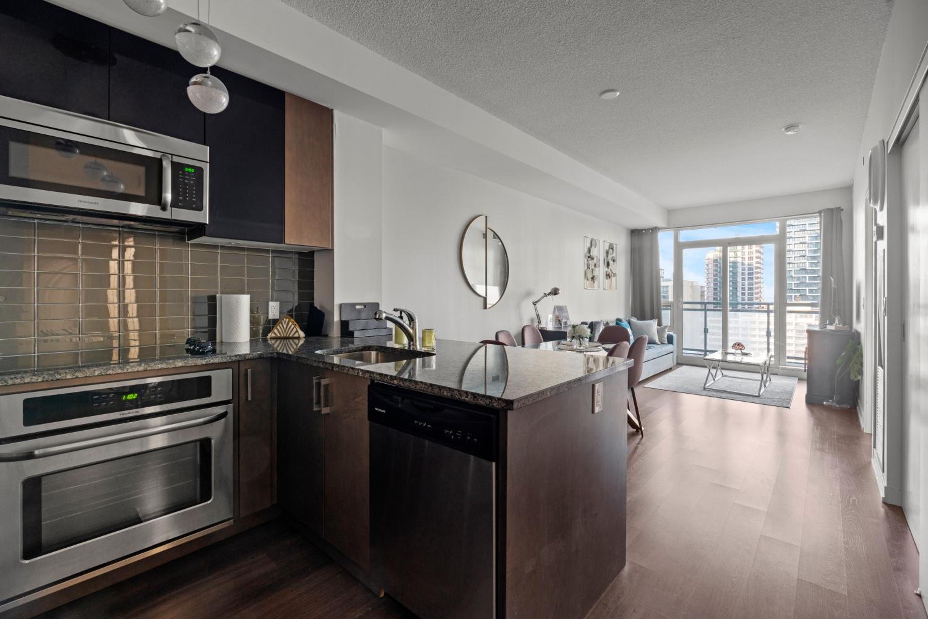 Modern 1Bd & Den Condo with Balcony Lillian St