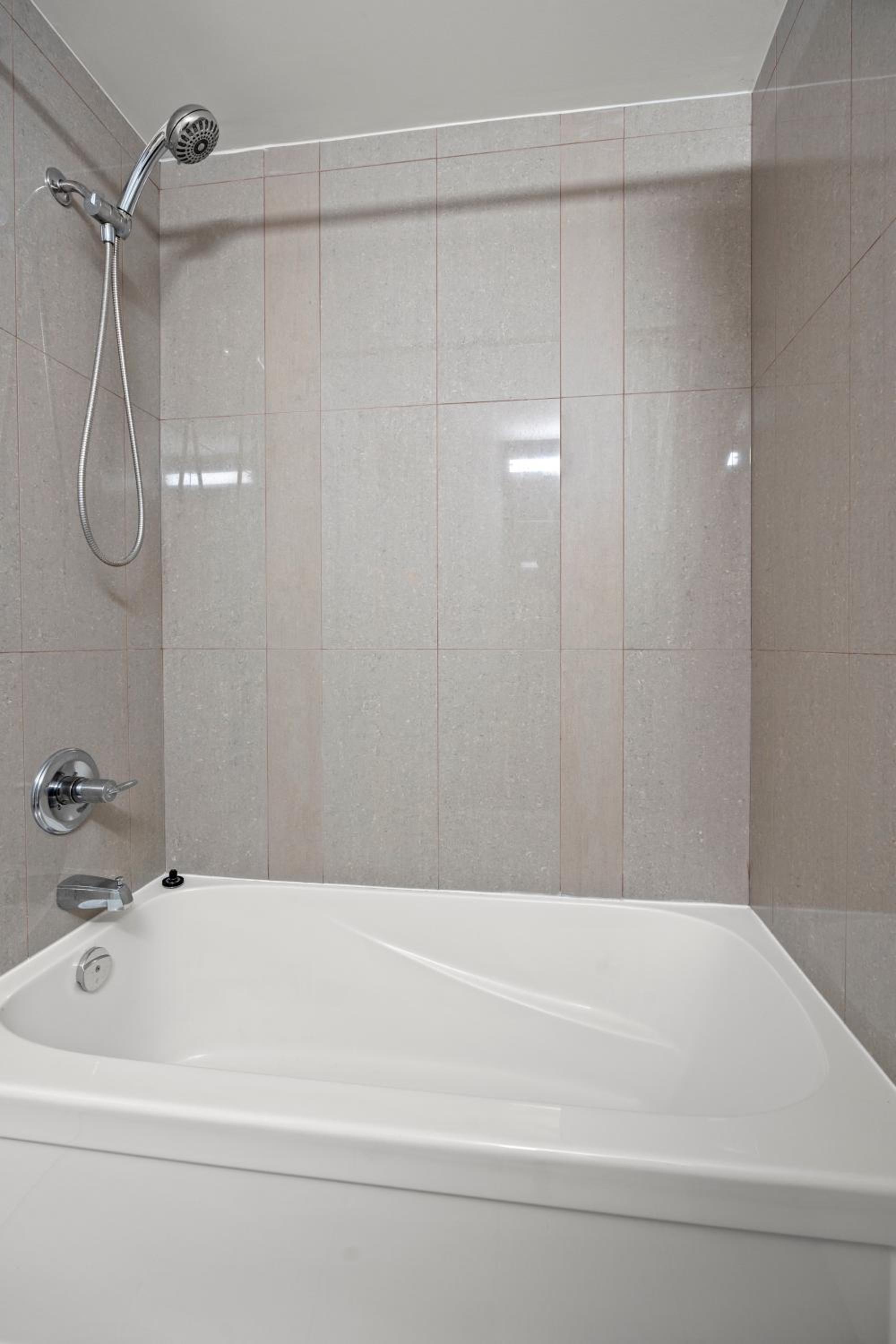 Modern 1Bd & Den Condo with Balcony Lillian St