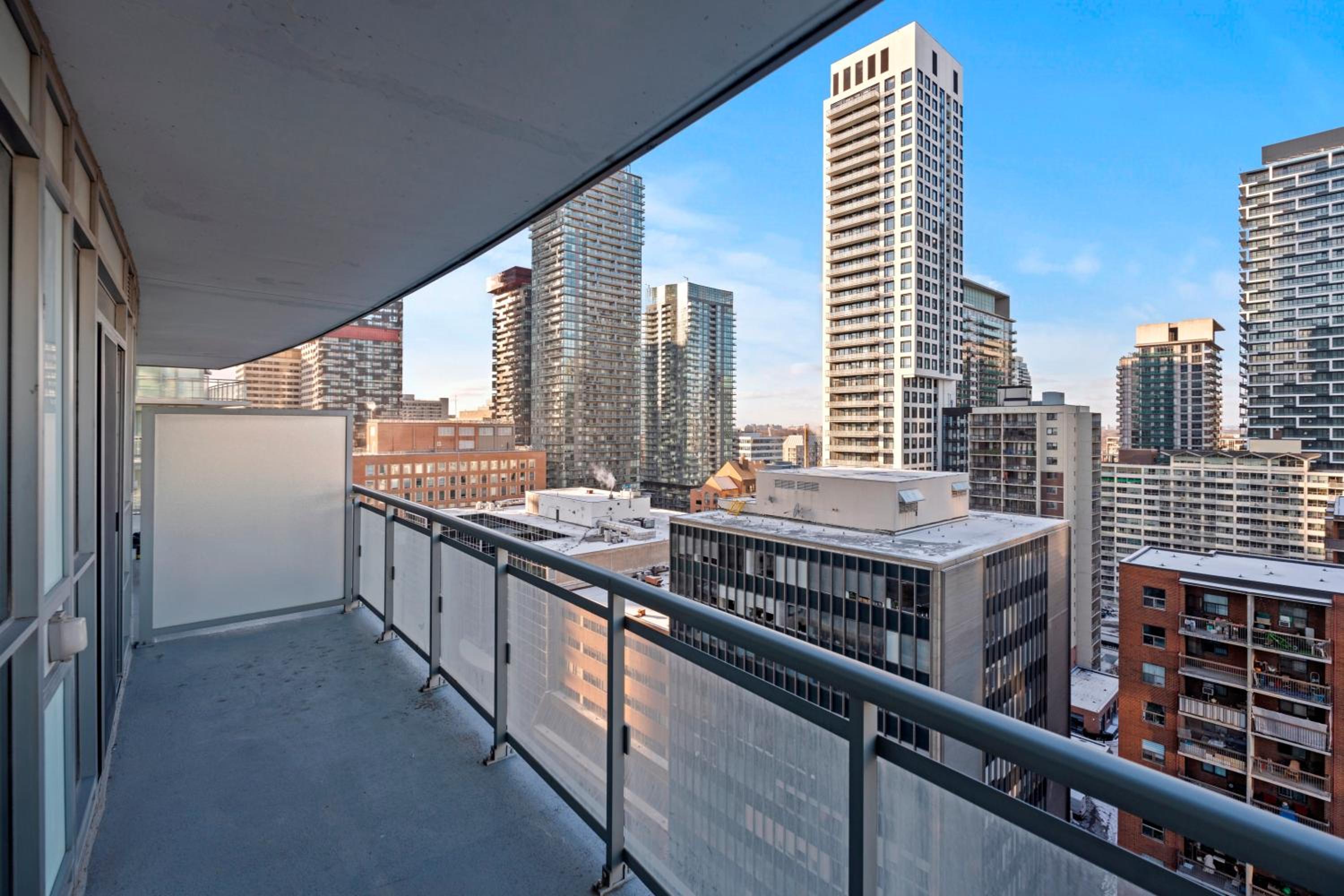 Modern 1Bd & Den Condo with Balcony Lillian St