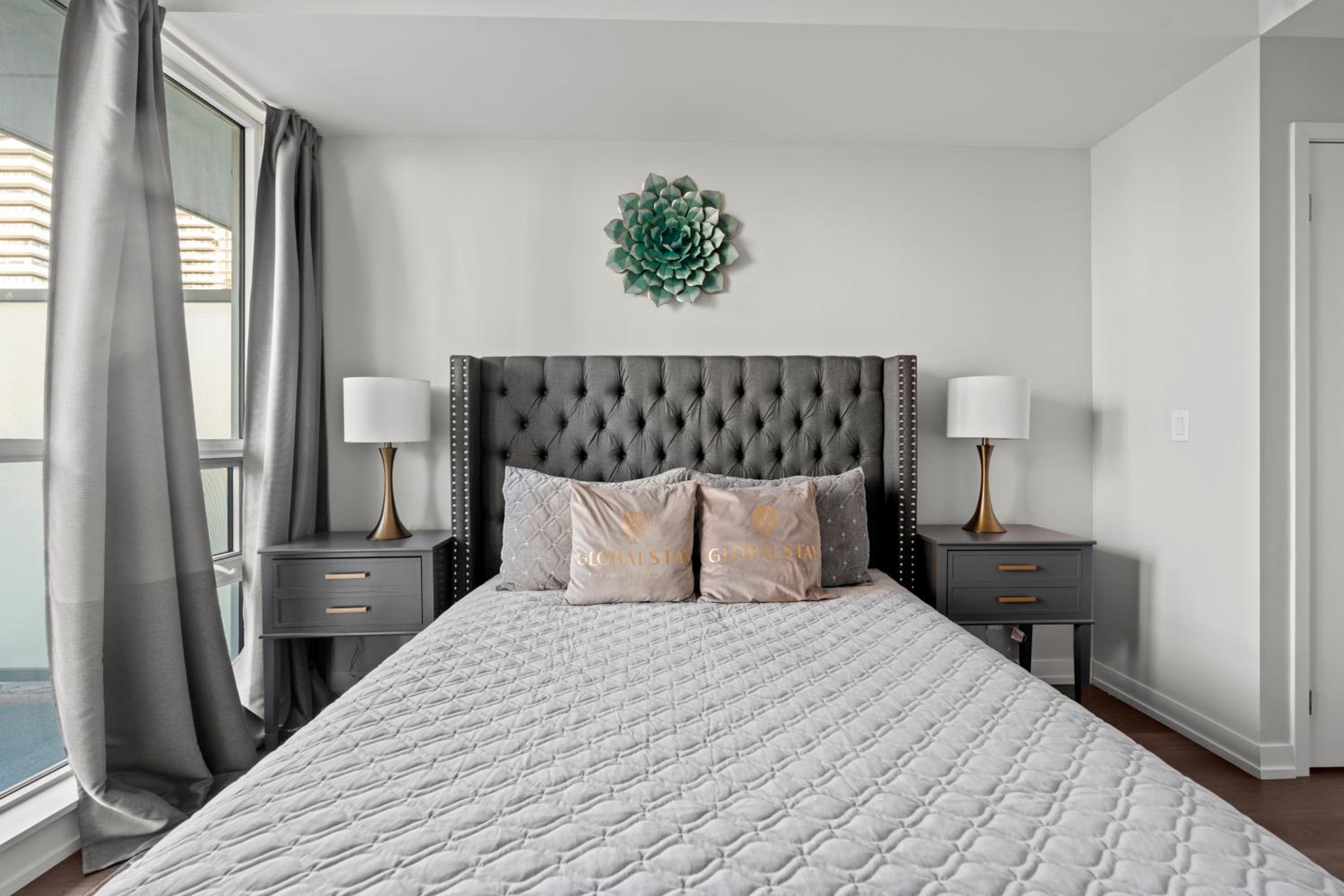 Modern 1Bd & Den Condo with Balcony Lillian St