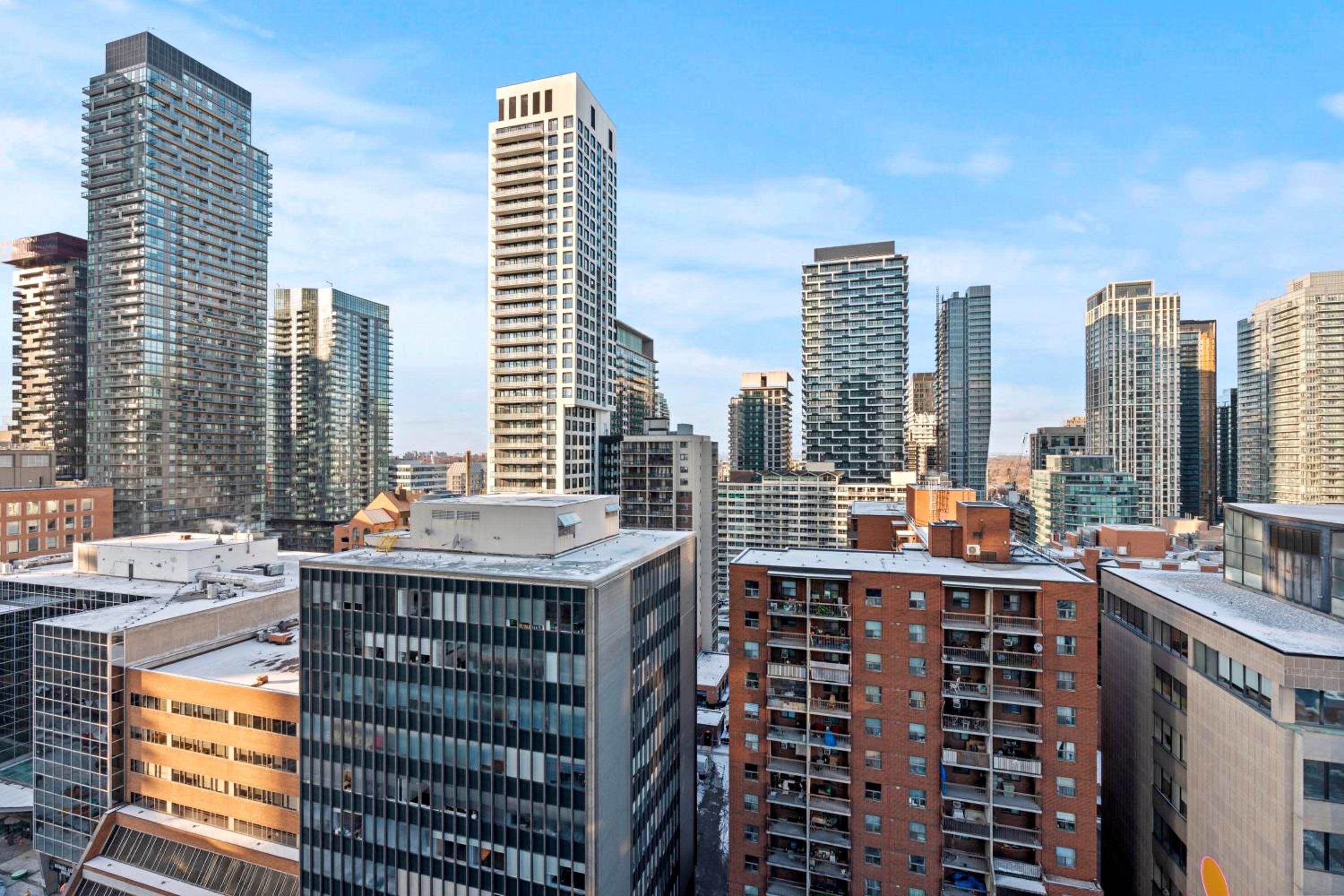Modern 1Bd & Den Condo with Balcony Lillian St