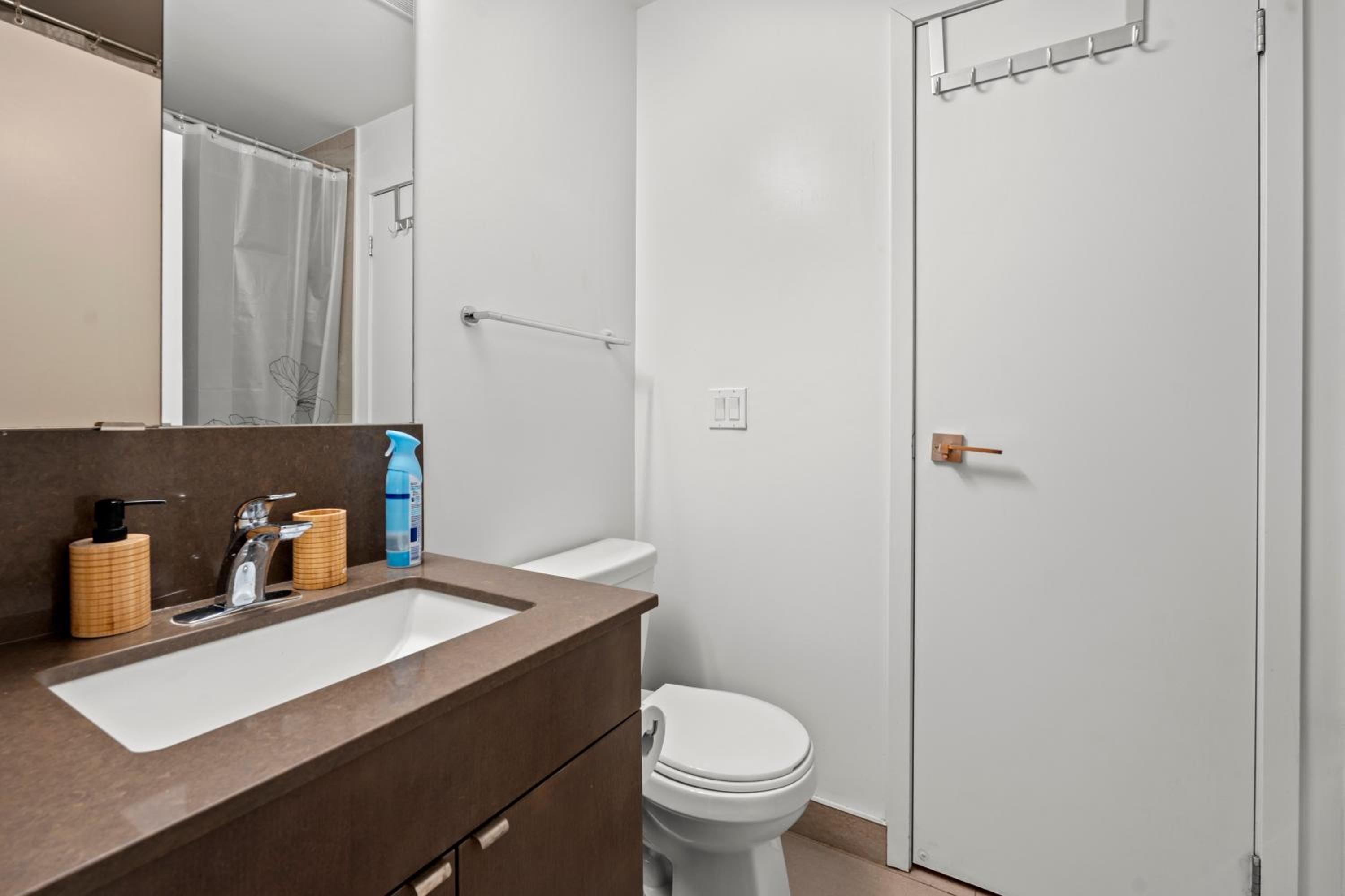 Modern 1Bd & Den Condo with Balcony Lillian St