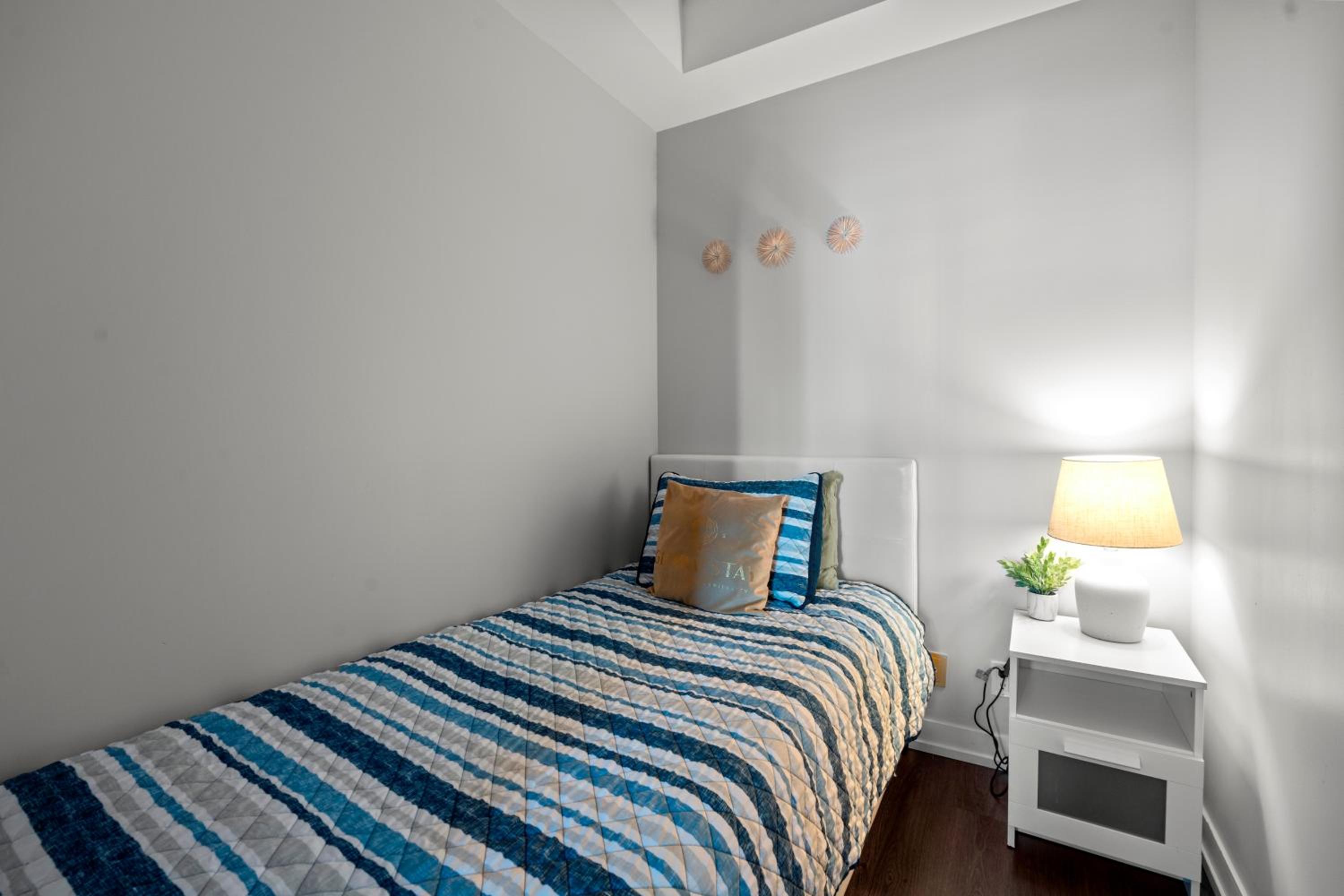Modern 1Bd & Den Condo with Balcony Lillian St