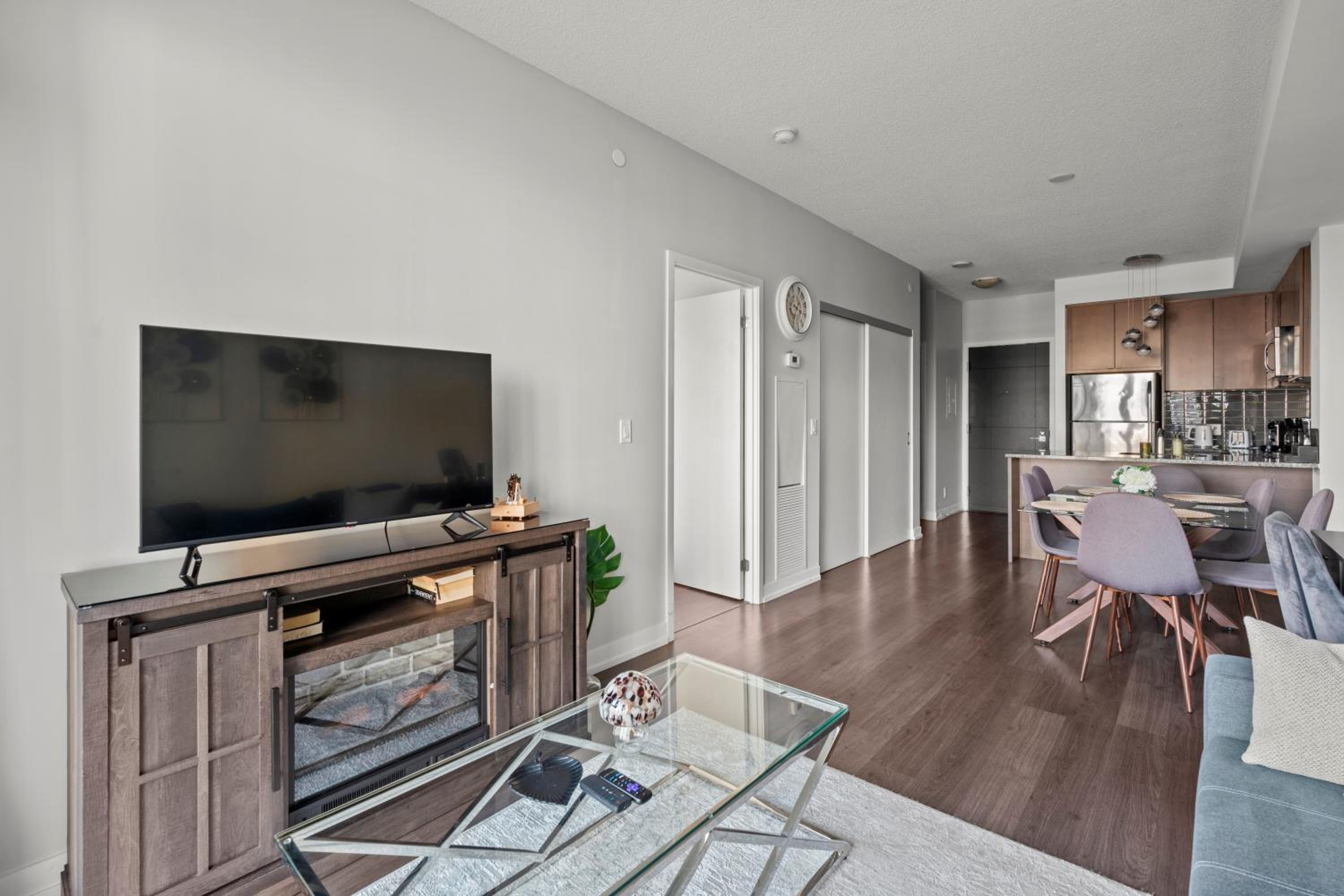 Modern 1Bd & Den Condo with Balcony Lillian St