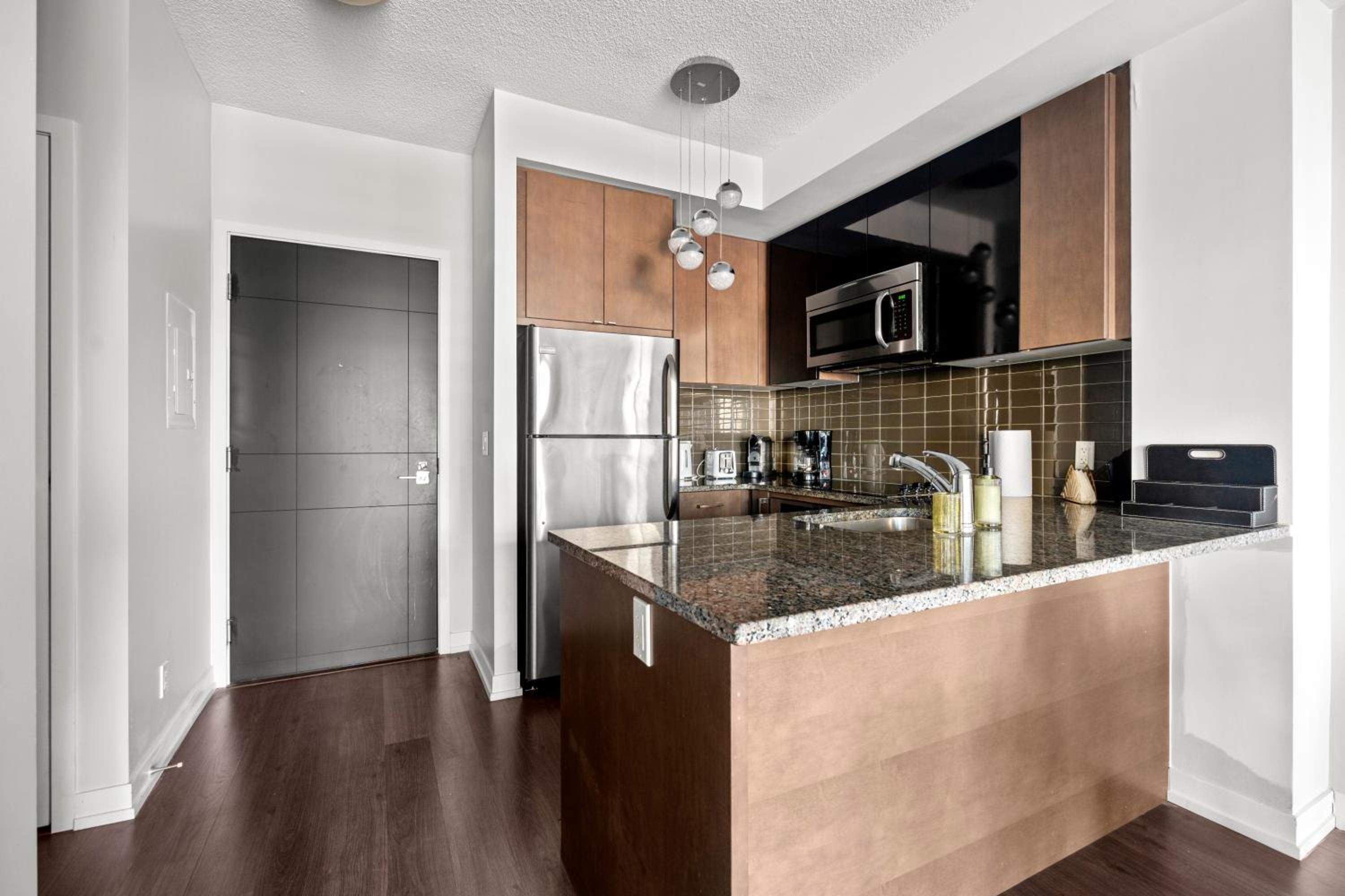 Modern 1Bd & Den Condo with Balcony Lillian St