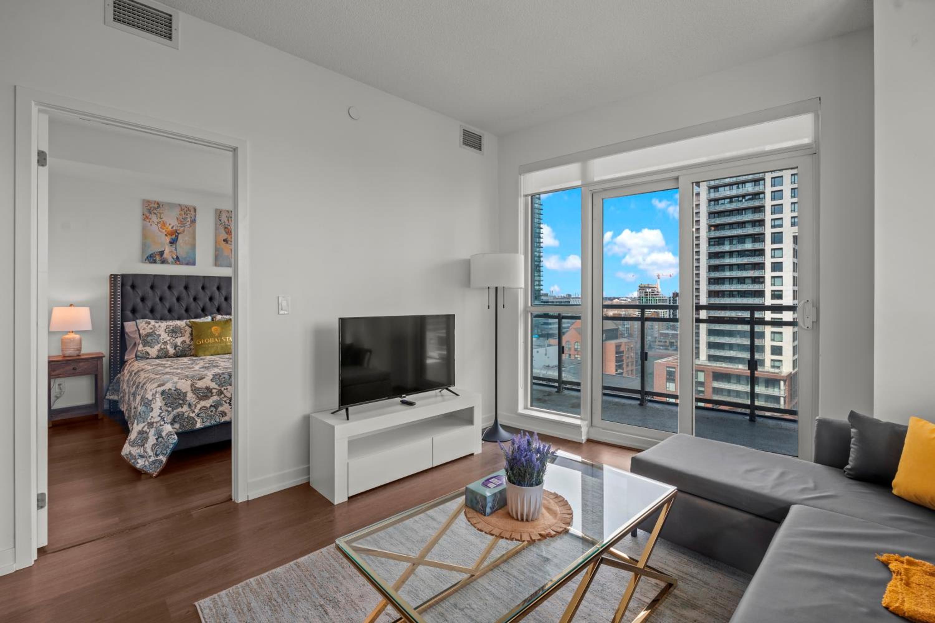 Cozy 2 Bedroom Dunfield Ave Apartment