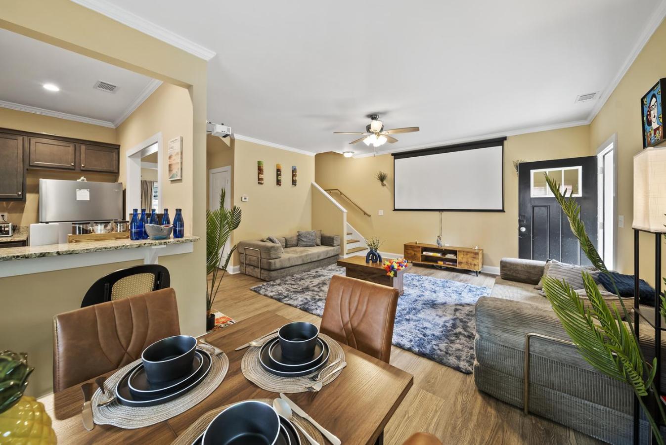 The Aloha House - Massage Chairs - 3 King Beds - Projector