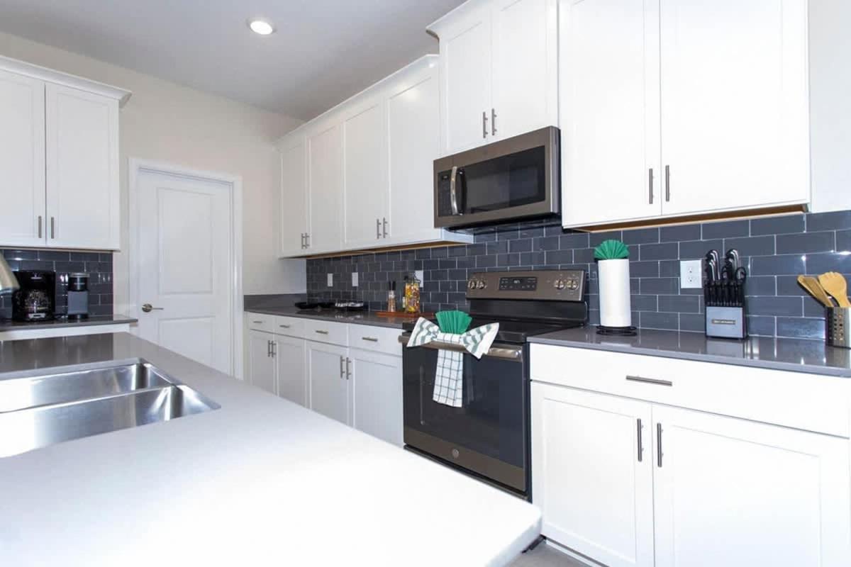 Stunning 5 Bd w/ Pool Close to Disney @ Storey Lake 2767