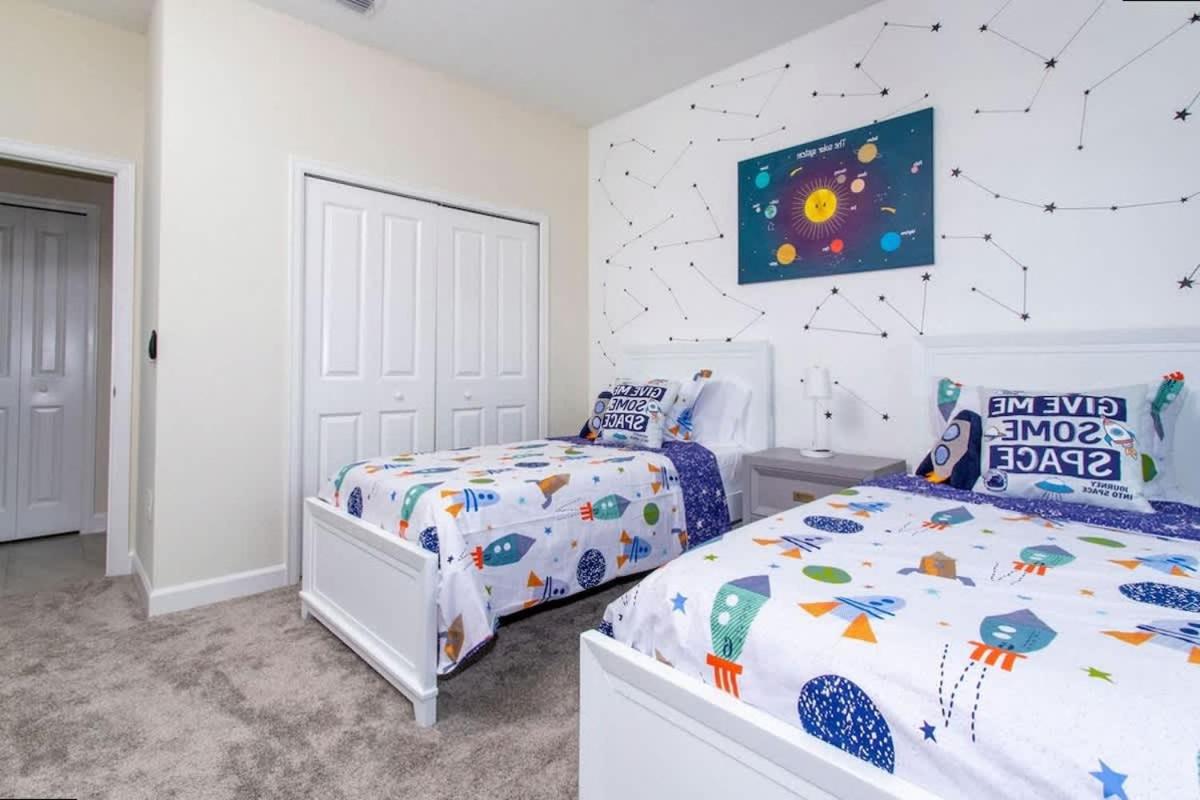 Stunning 5 Bd w/ Pool Close to Disney @ Storey Lake 2767