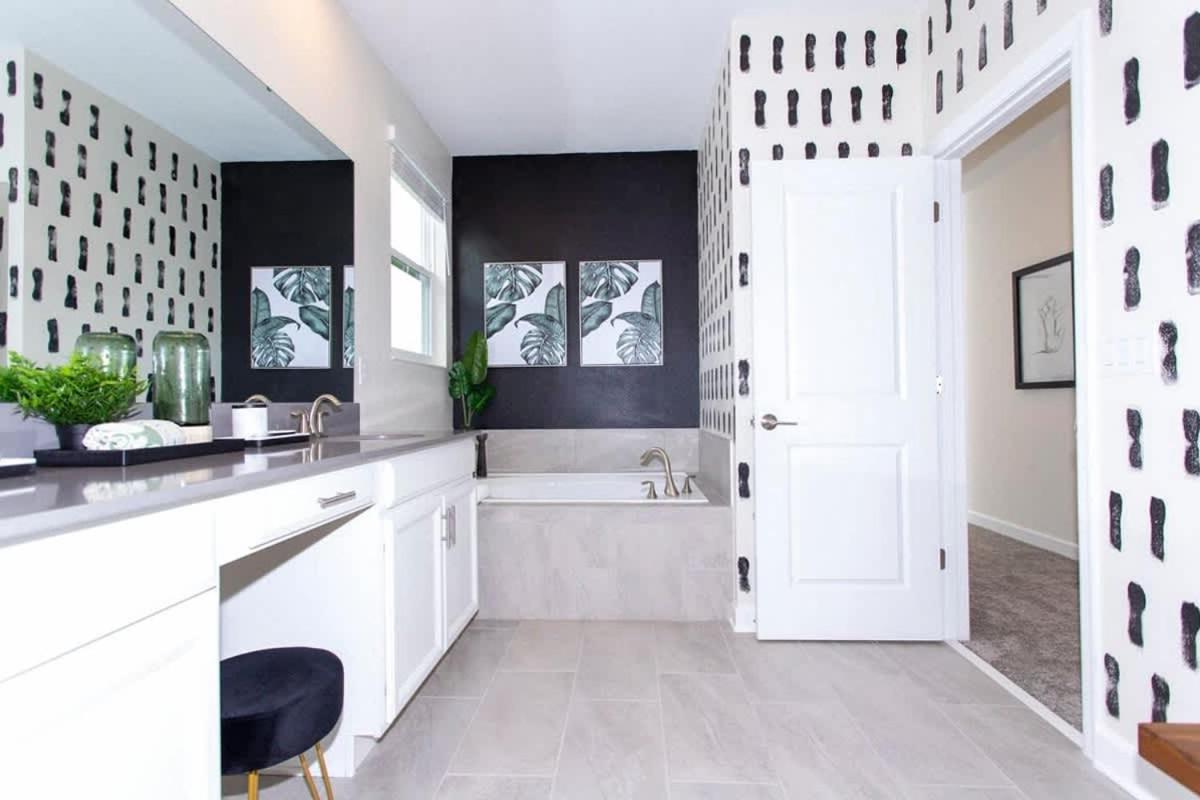 Stunning 5 Bd w/ Pool Close to Disney @ Storey Lake 2767