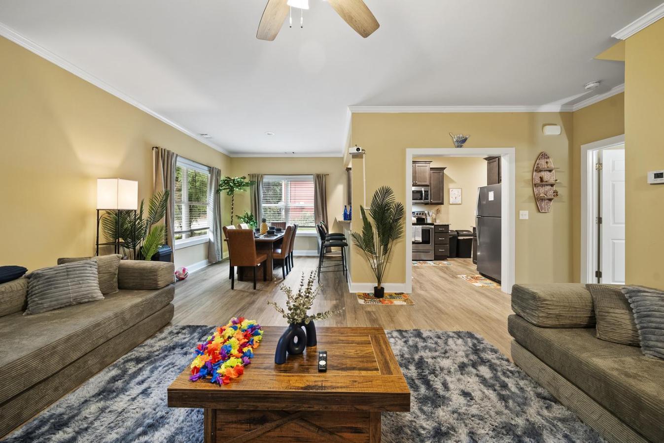 The Aloha House - Massage Chairs - 3 King Beds - Projector