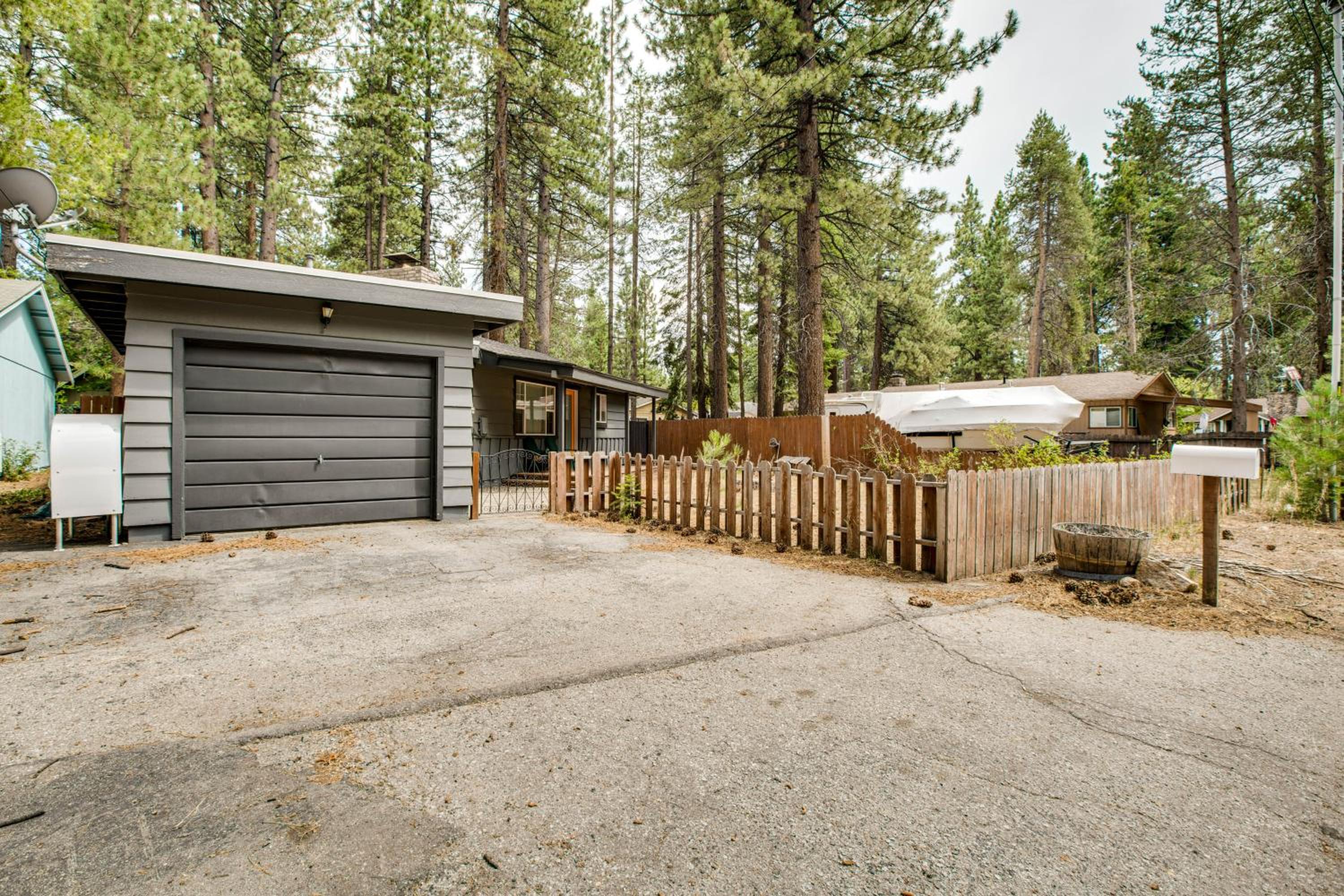 Work and Play! Lake Tahoe Cabin 5 Mi to Heavenly Mtn