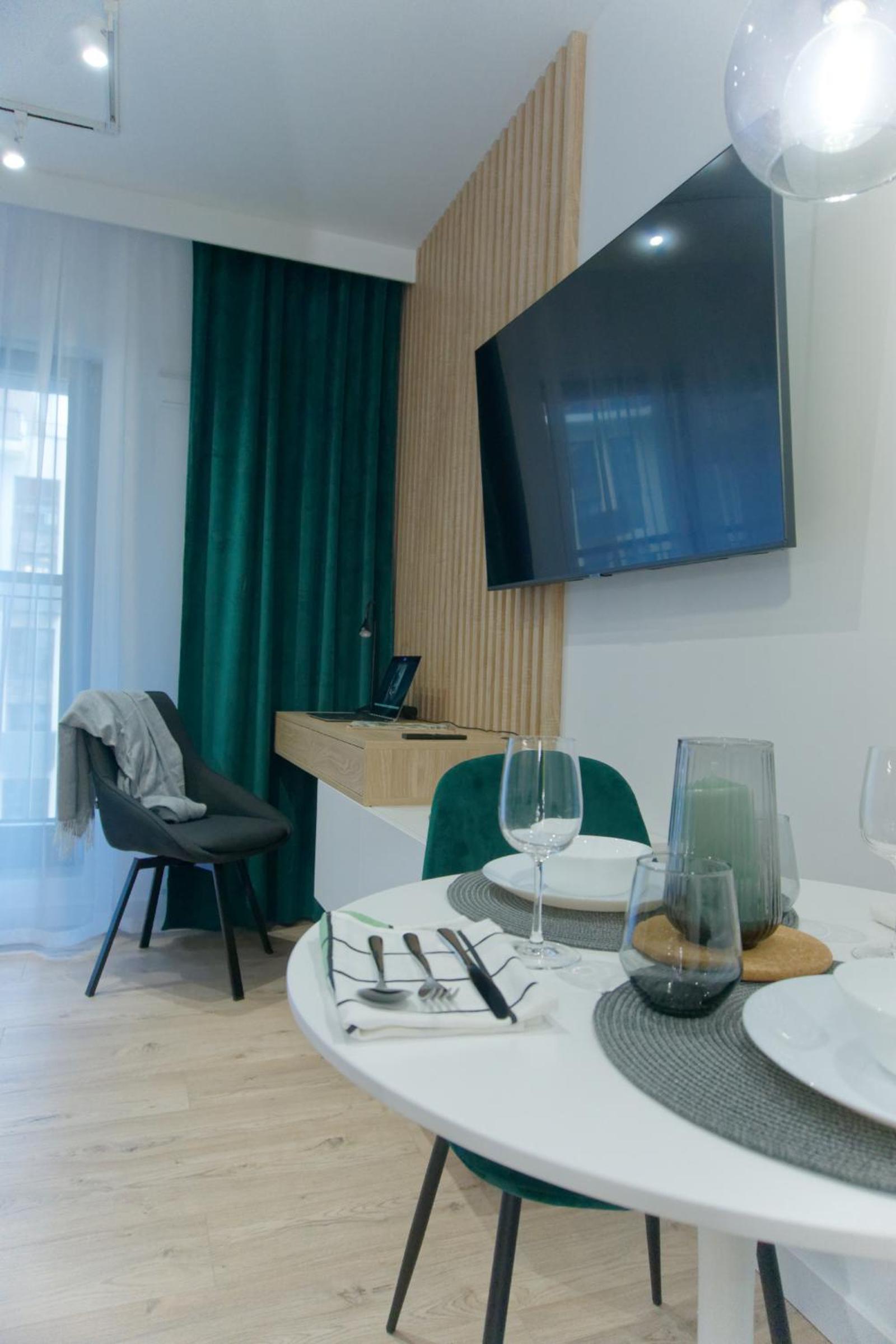 Green Oasis Apartment - City Center - Free Parking - Self check-in