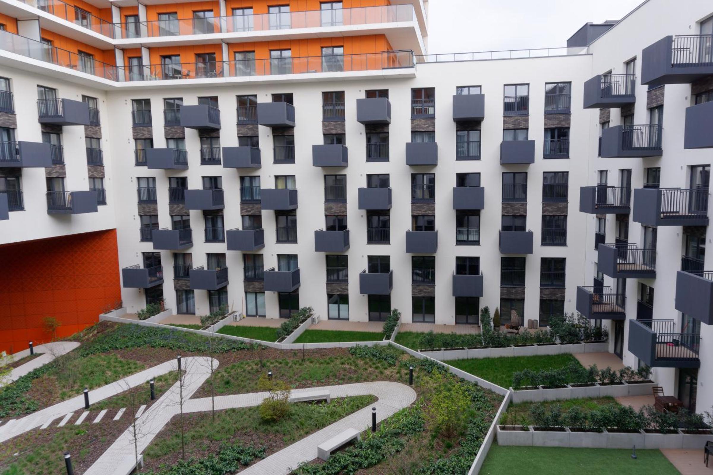Green Oasis Apartment - City Center - Free Parking - Self check-in