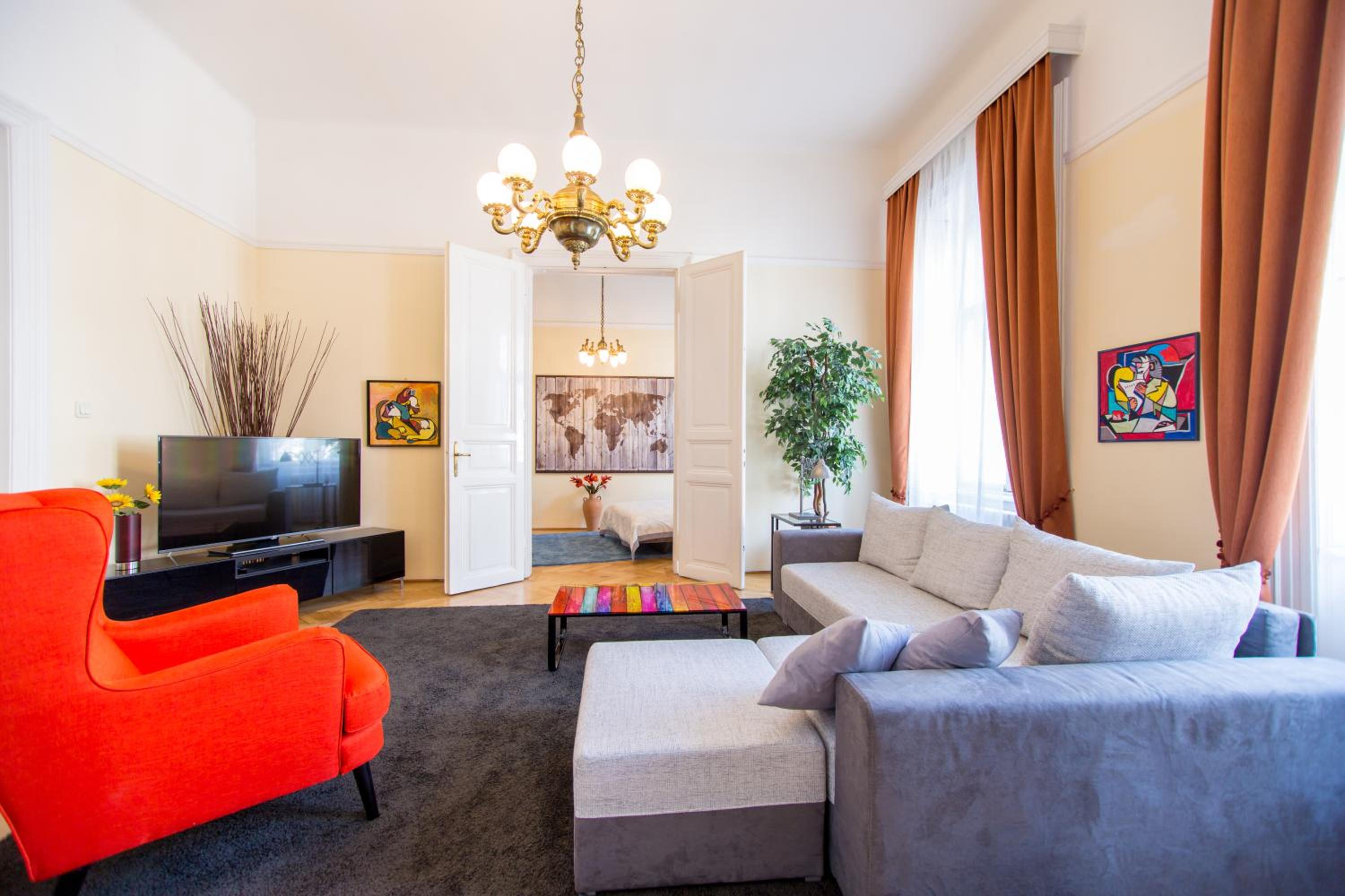 Elegant & Stylish Apartment city center view 2