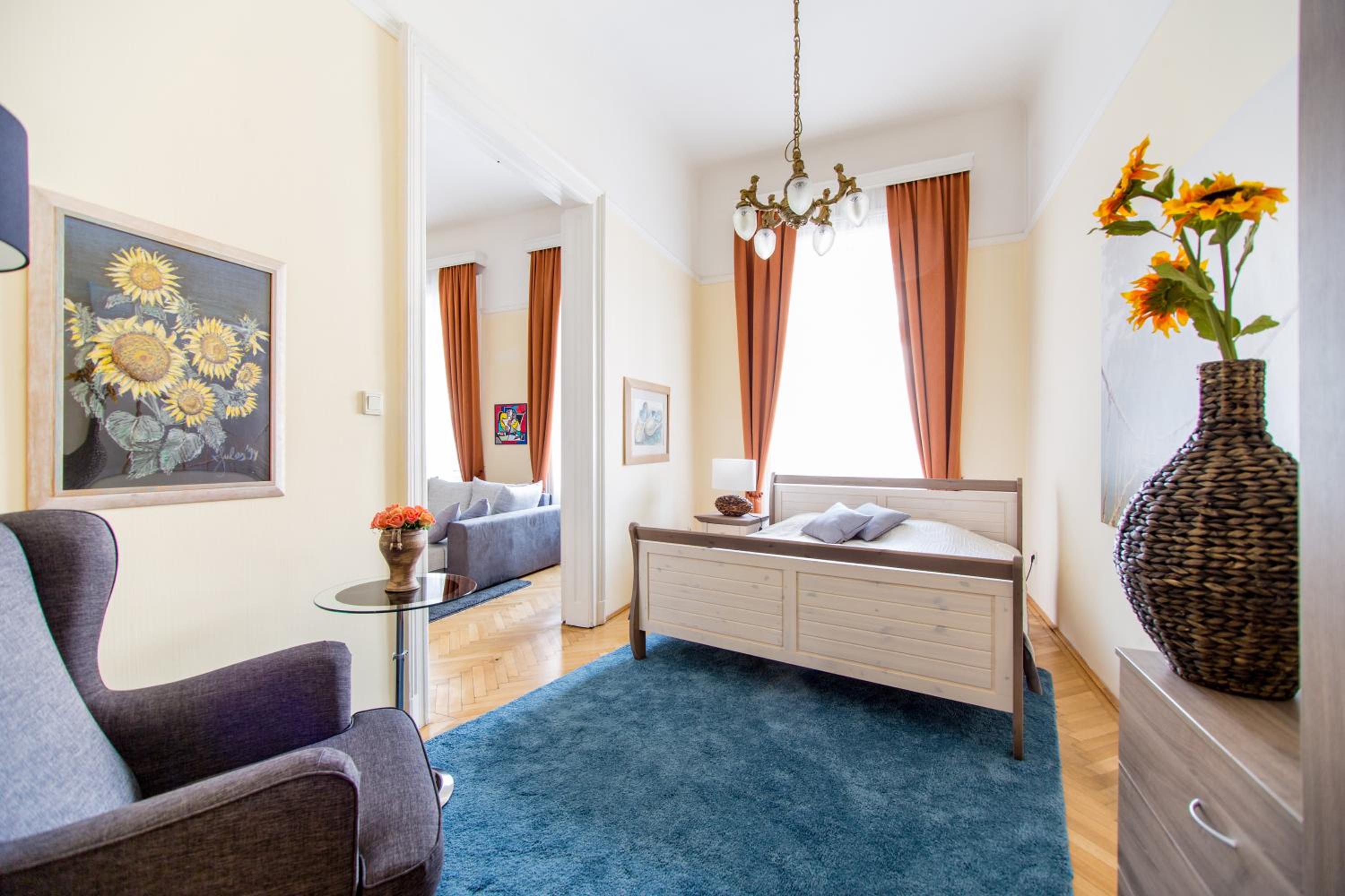 Elegant & Stylish Apartment city center view 3