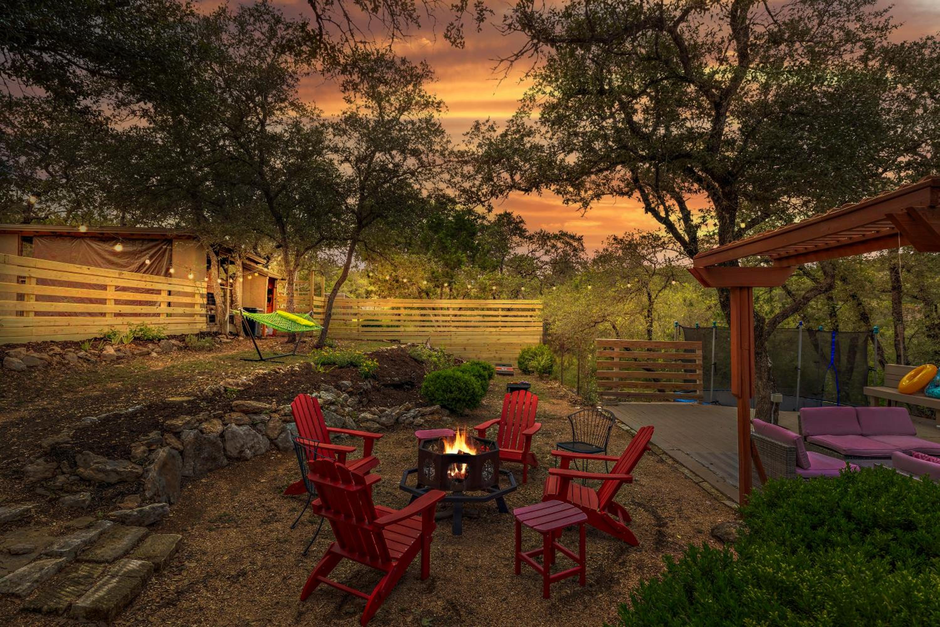 24 ppl! Hot Tubs, Pool, Firepits 3 Homes, Venue