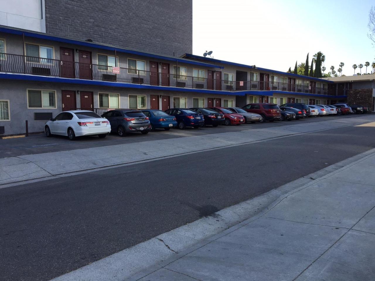 Hollywood Palms Inns & Suites