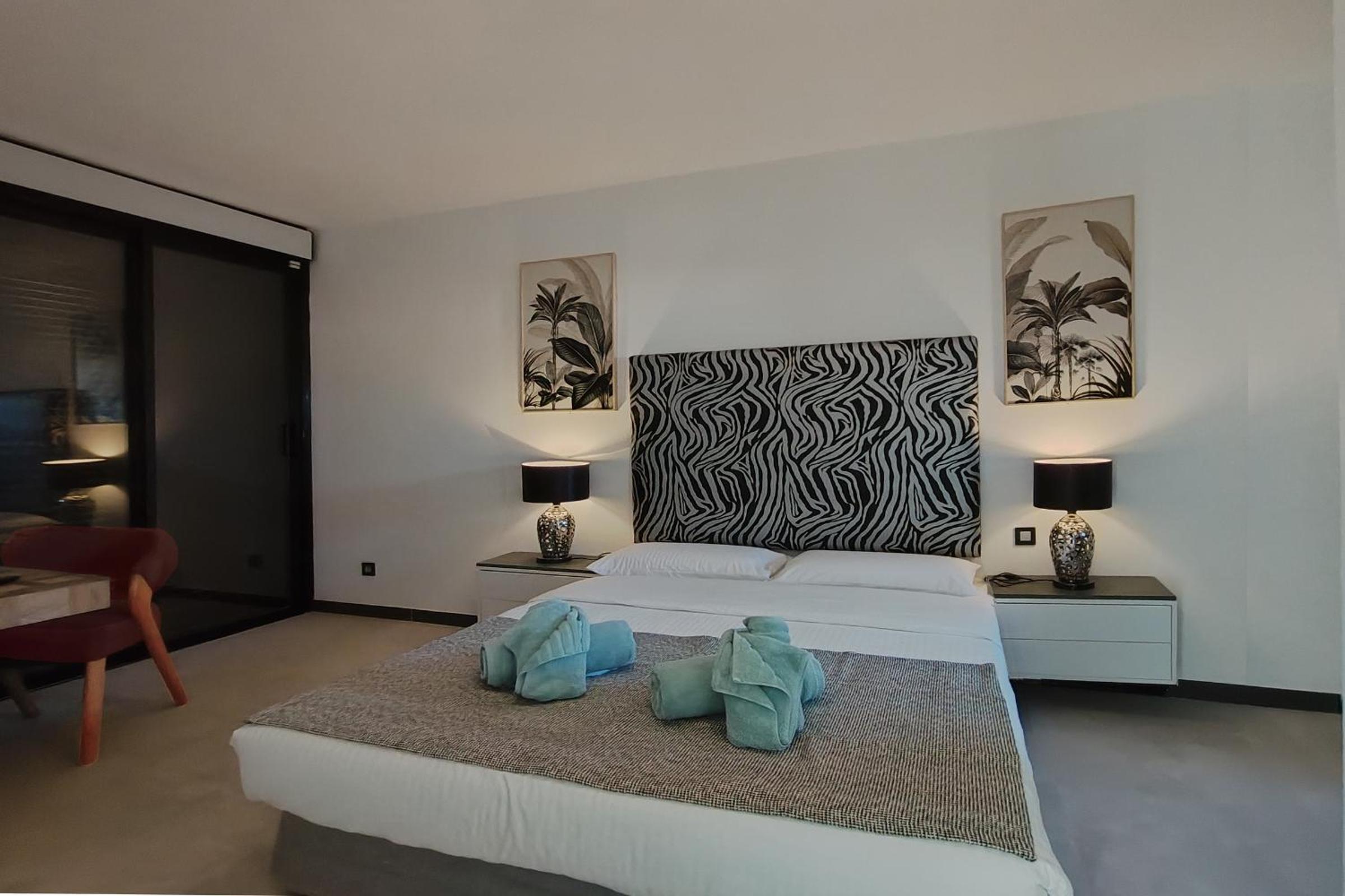 VillasRoyale Rex - no steps, easy access, heated pool & BBQ