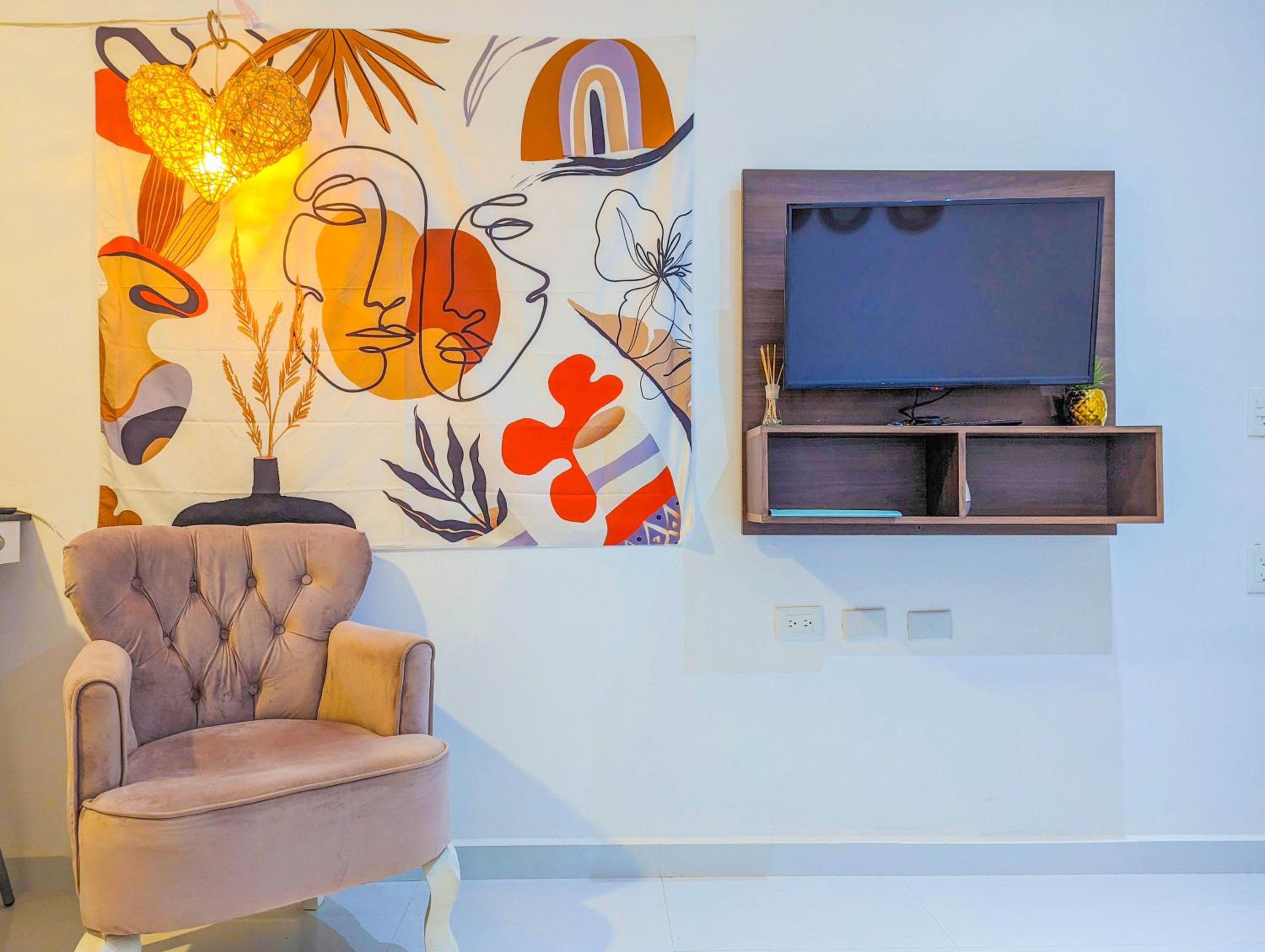 Romantic Escape 1 Bedroom 500m from Beach with King Bed Pool Gym Fast WiFi 305