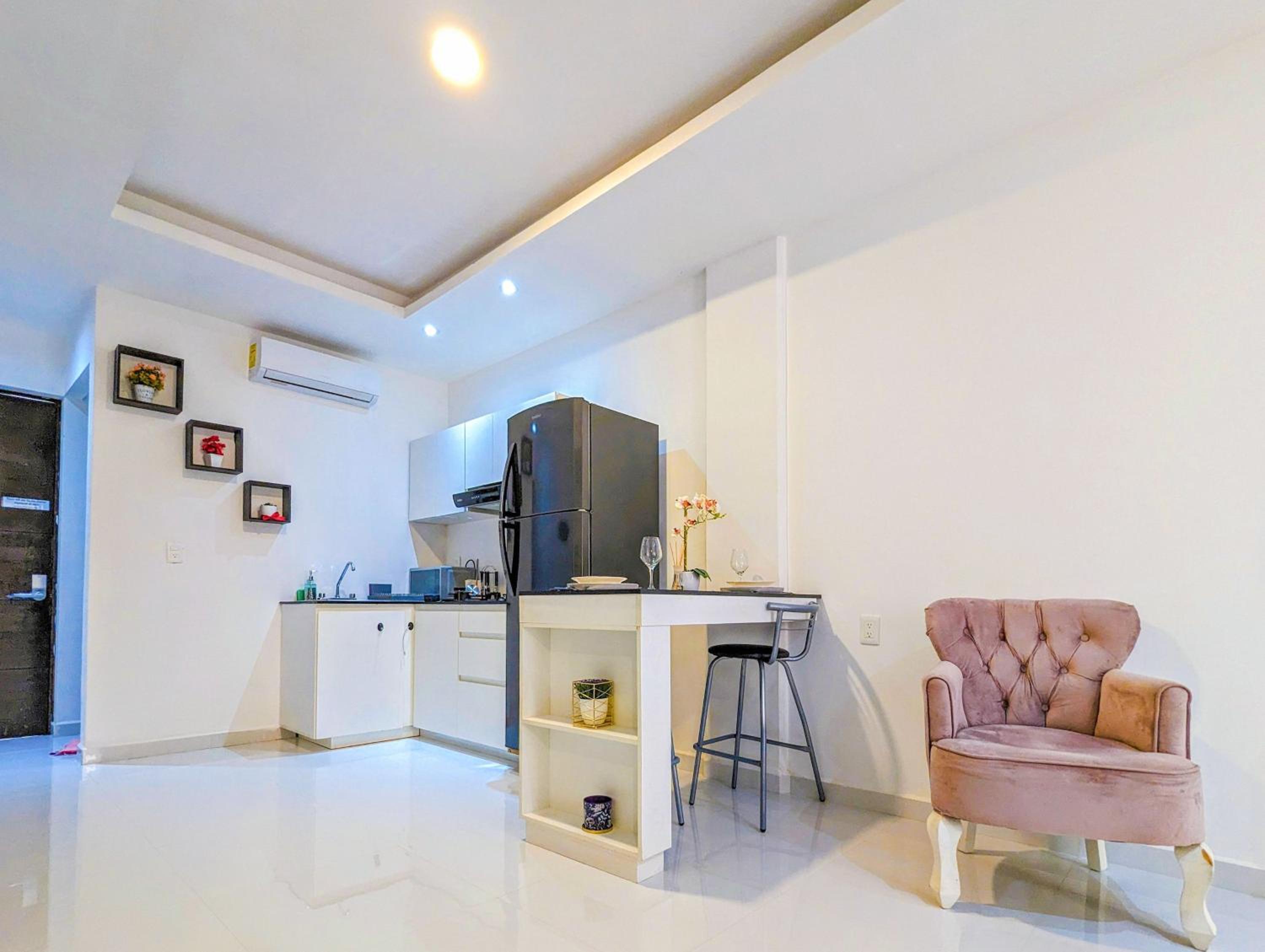 Romantic Escape 1 Bedroom 500m from Beach with King Bed Pool Gym Fast WiFi 305