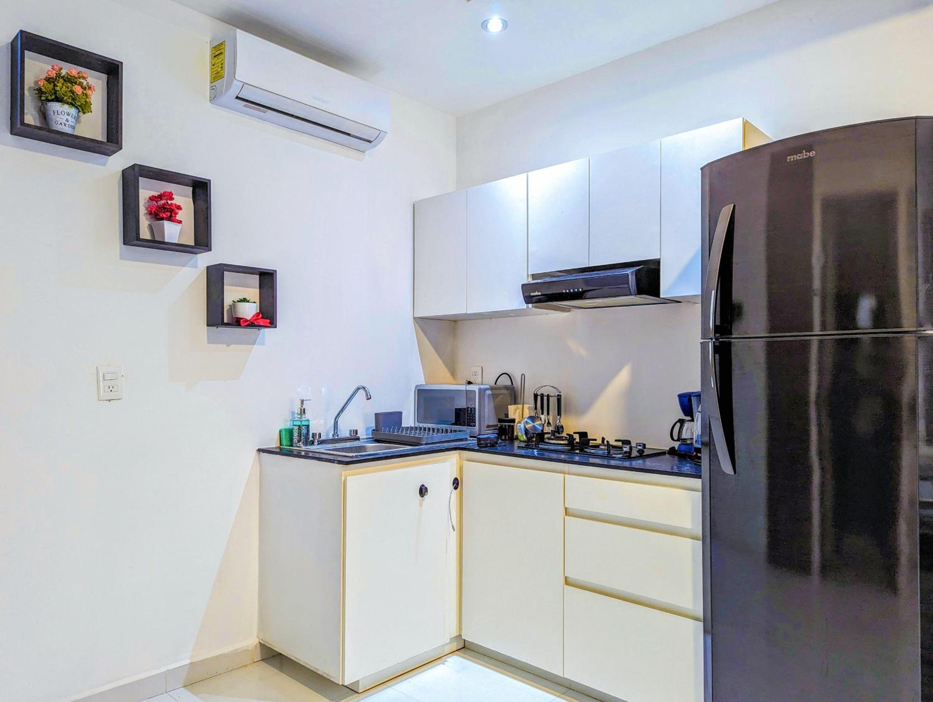 Romantic Escape 1 Bedroom 500m from Beach with King Bed Pool Gym Fast WiFi 305