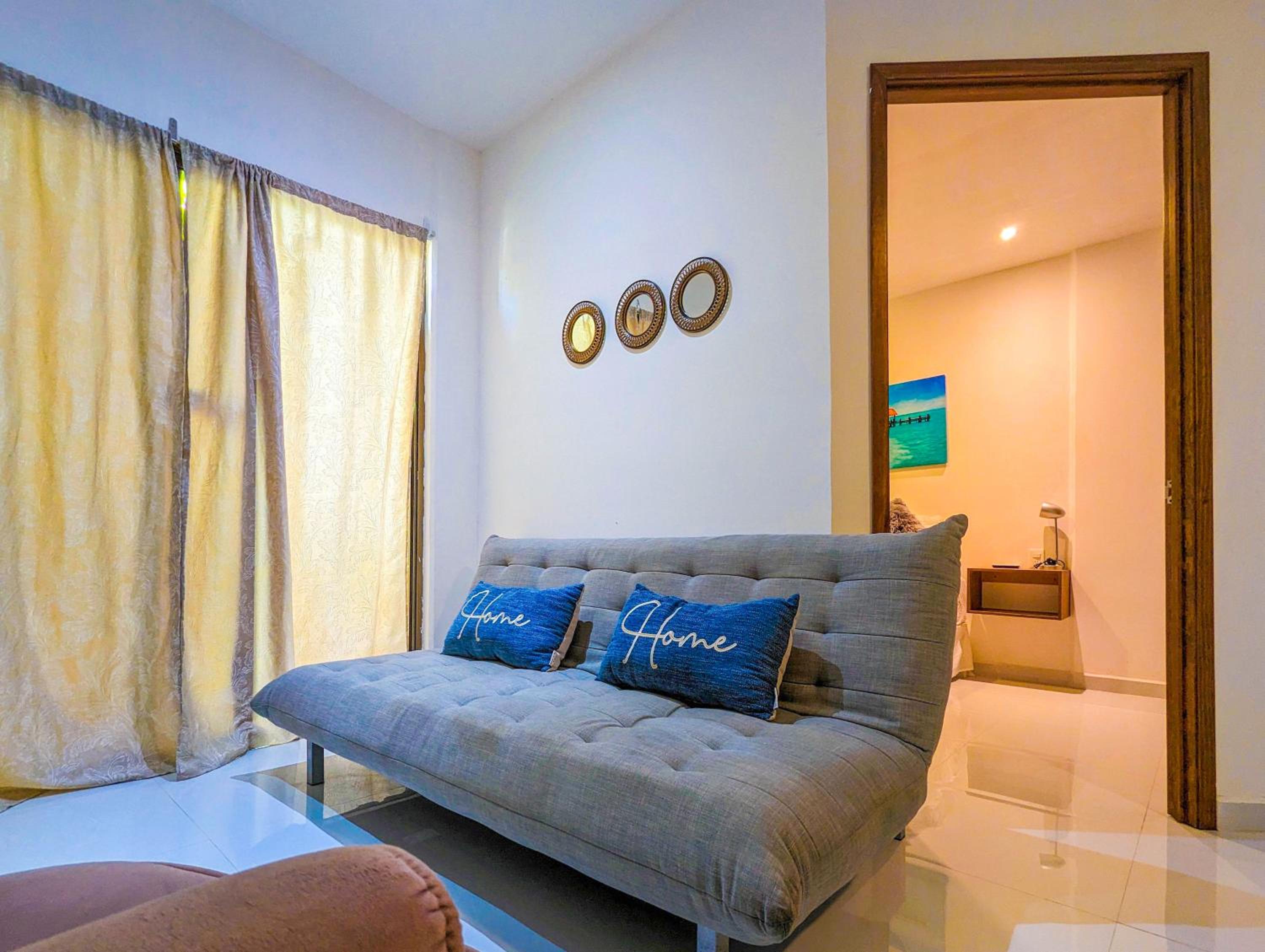Romantic Escape 1 Bedroom 500m from Beach with King Bed Pool Gym Fast WiFi 305