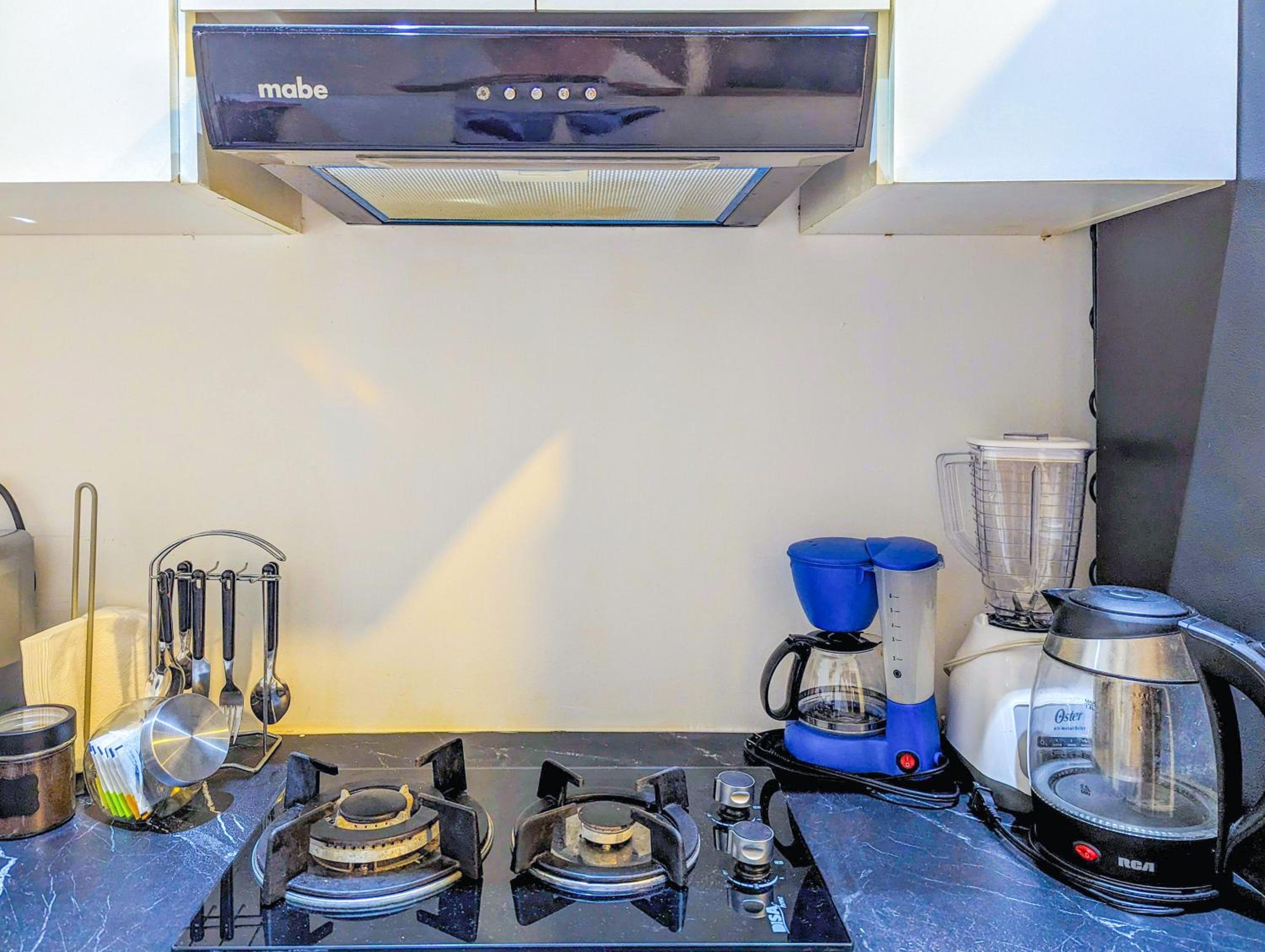 Romantic Escape 1 Bedroom 500m from Beach with King Bed Pool Gym Fast WiFi 305