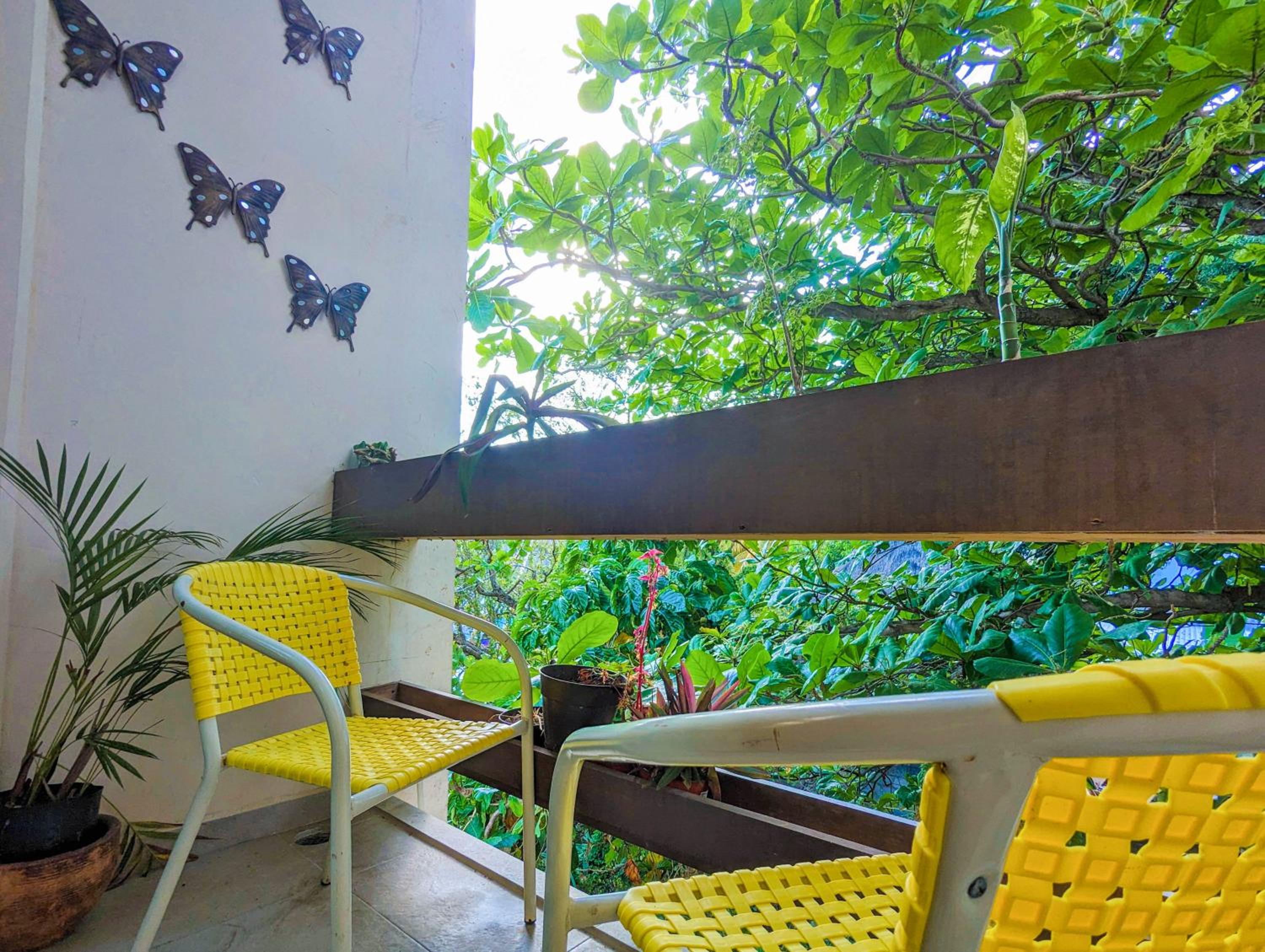 Romantic Escape 1 Bedroom 500m from Beach with King Bed Pool Gym Fast WiFi 305